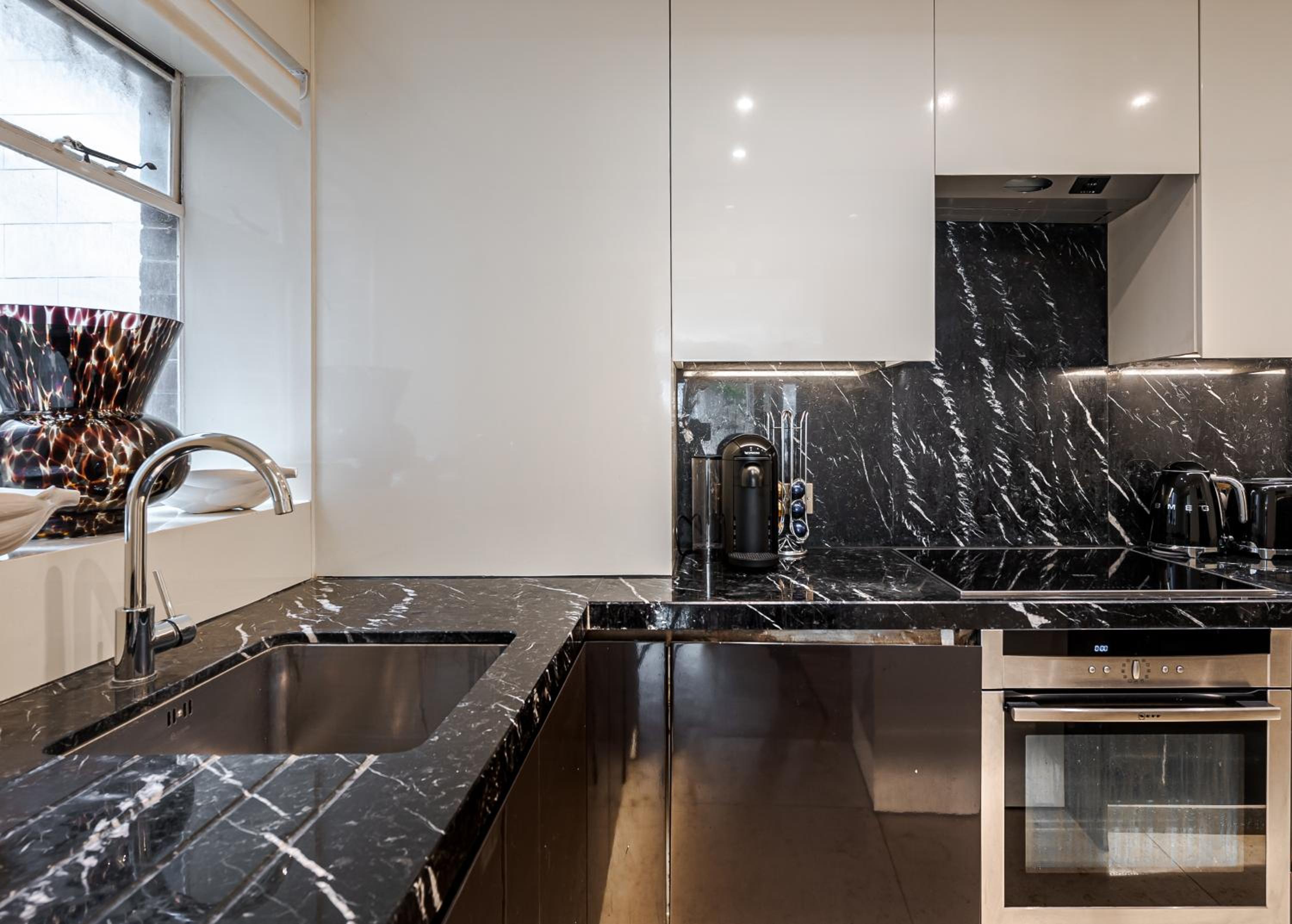 Modern 2Bd in Knightsbridge with Private Balcony View of Harrods