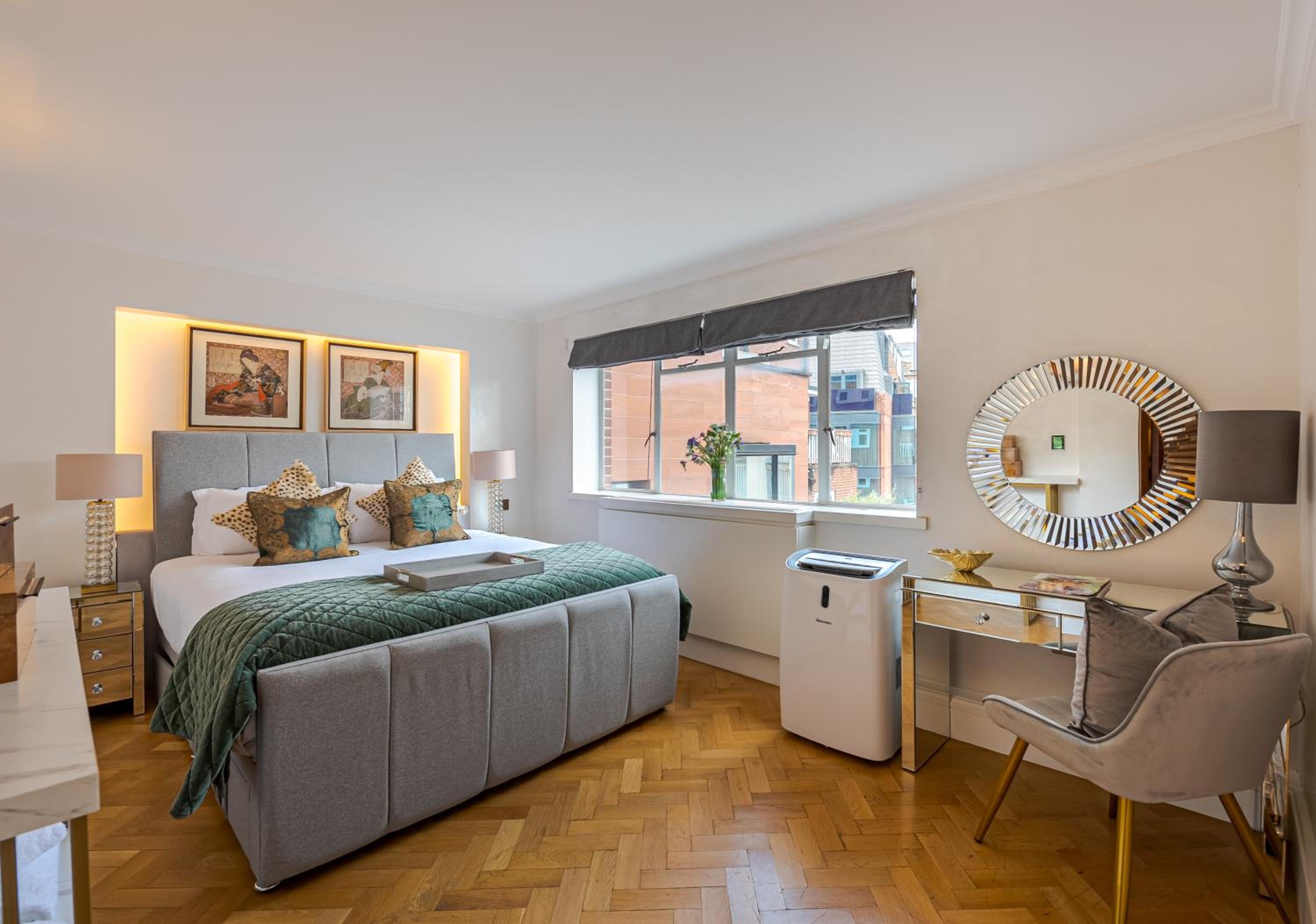 Modern 2Bd in Knightsbridge with Private Balcony View of Harrods