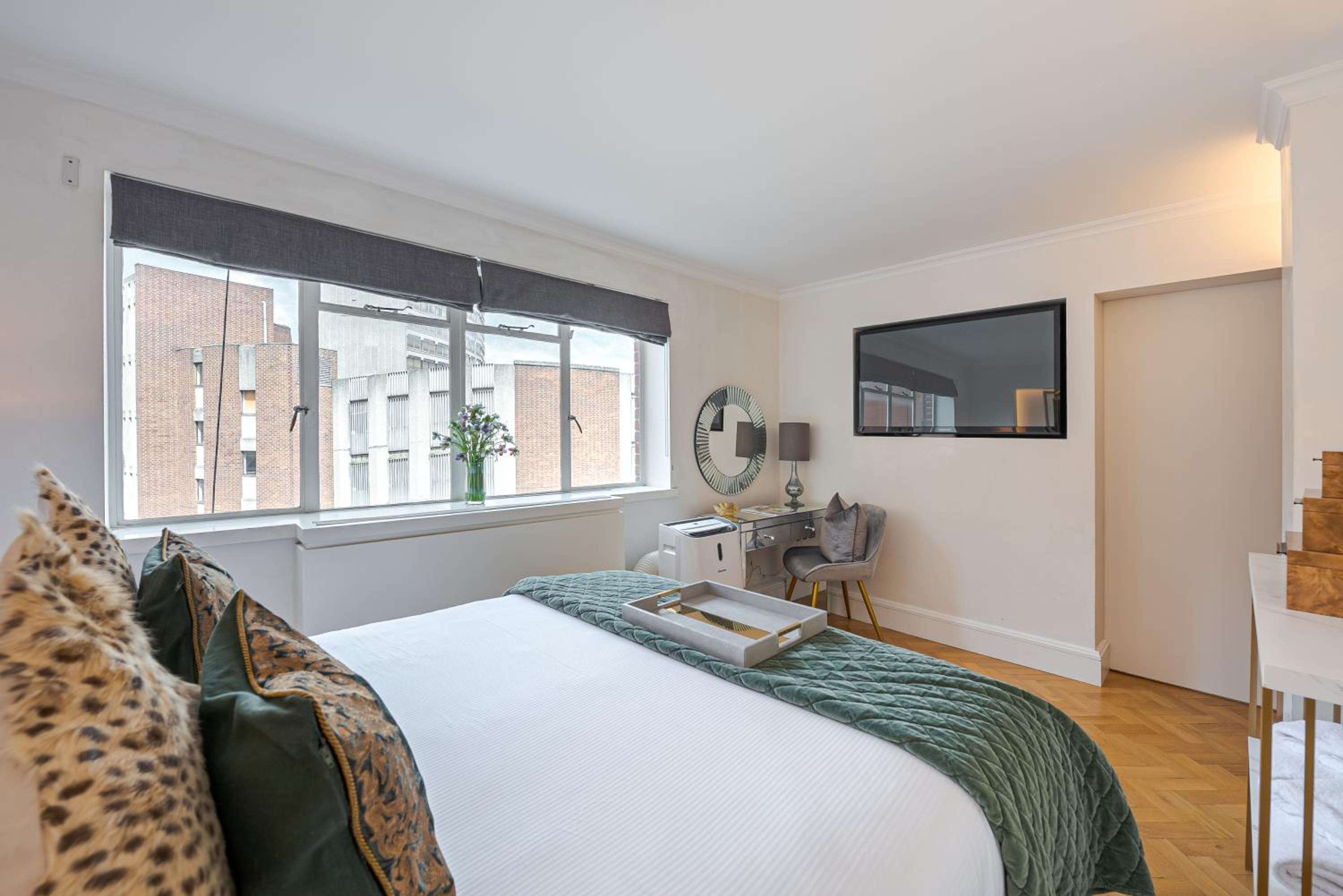 Modern 2Bd in Knightsbridge with Private Balcony View of Harrods