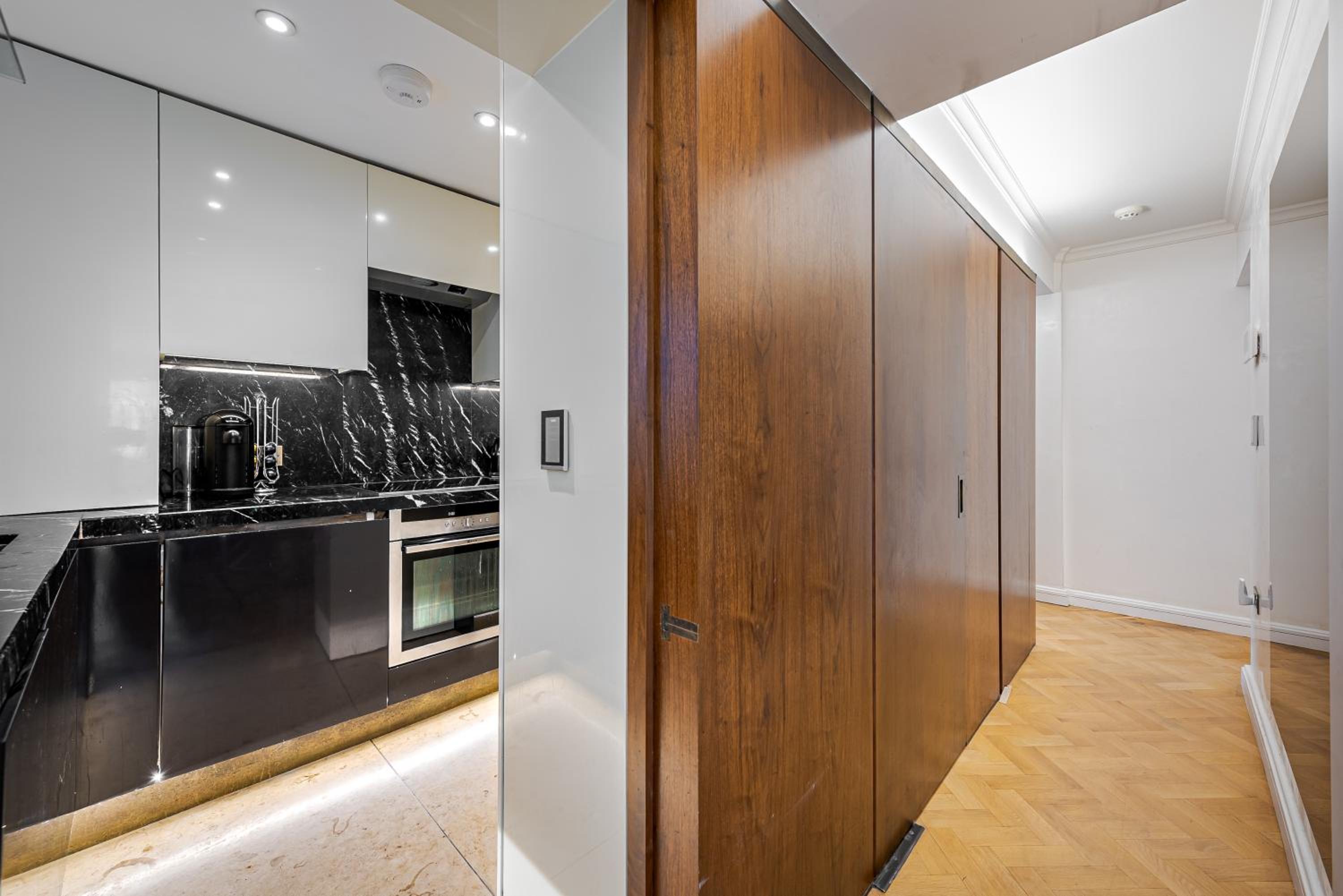 Modern 2Bd in Knightsbridge with Private Balcony View of Harrods