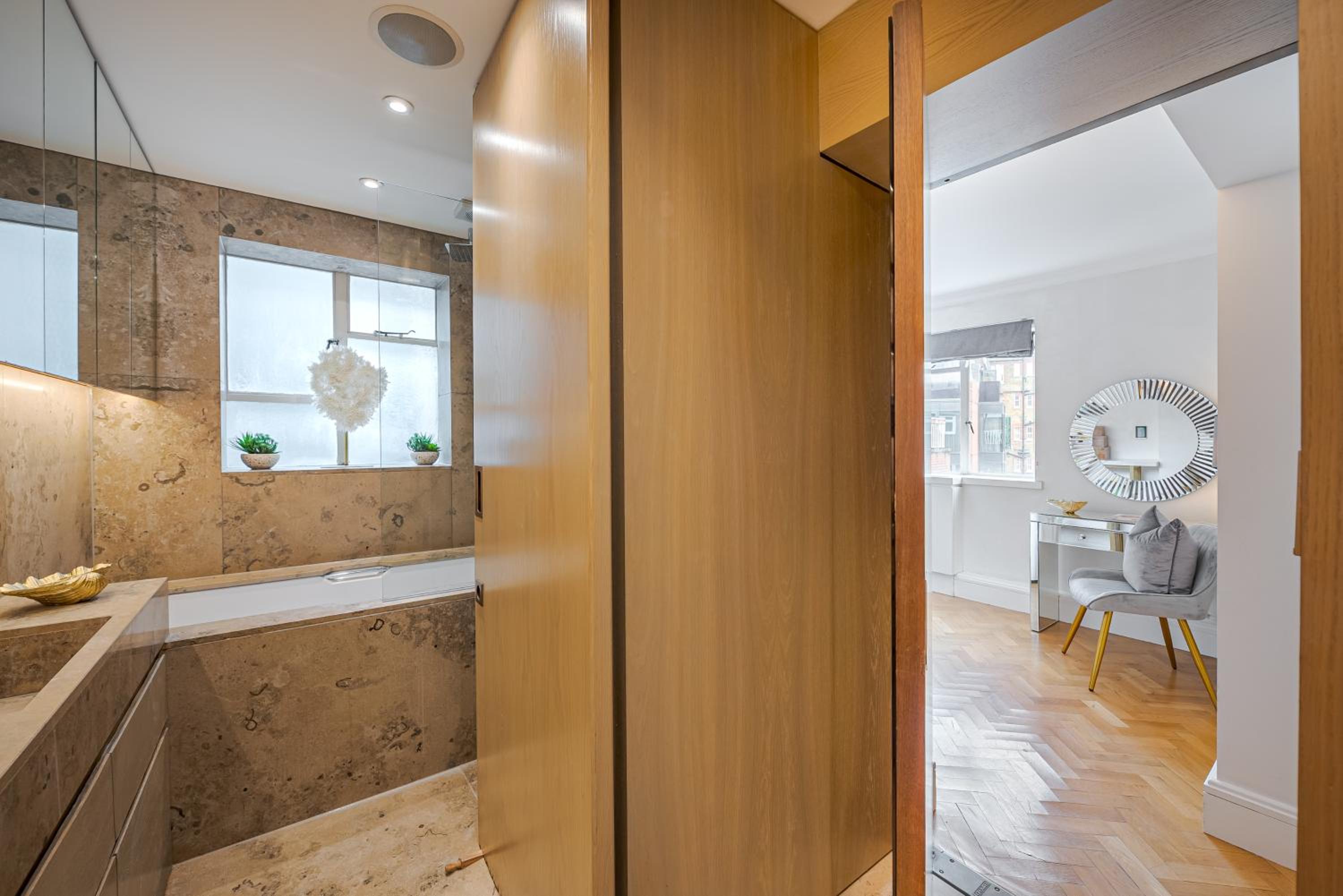 Modern 2Bd in Knightsbridge with Private Balcony View of Harrods