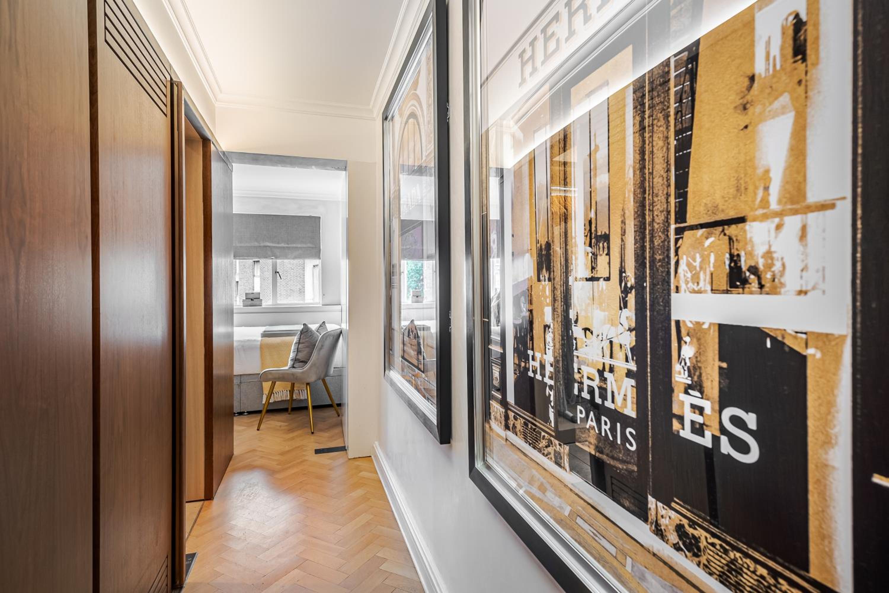 Modern 2Bd in Knightsbridge with Private Balcony View of Harrods