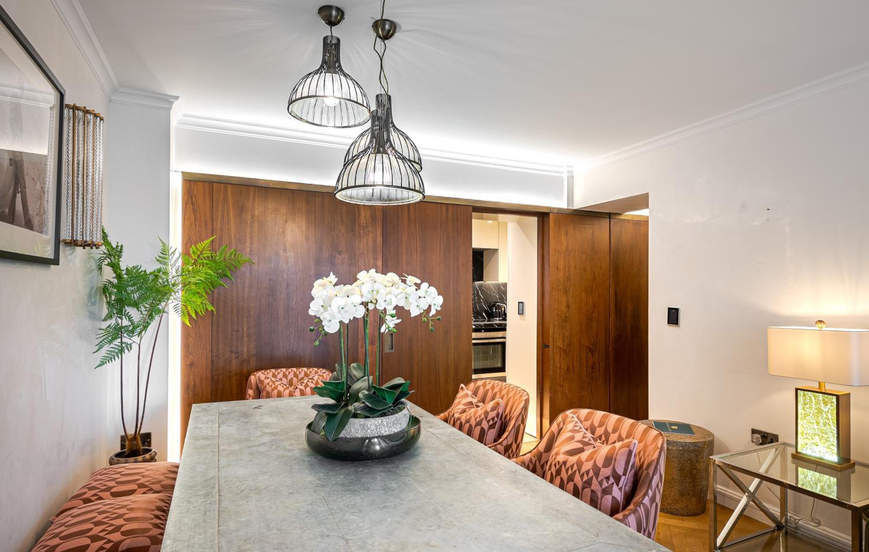 Modern 2Bd in Knightsbridge with Private Balcony View of Harrods