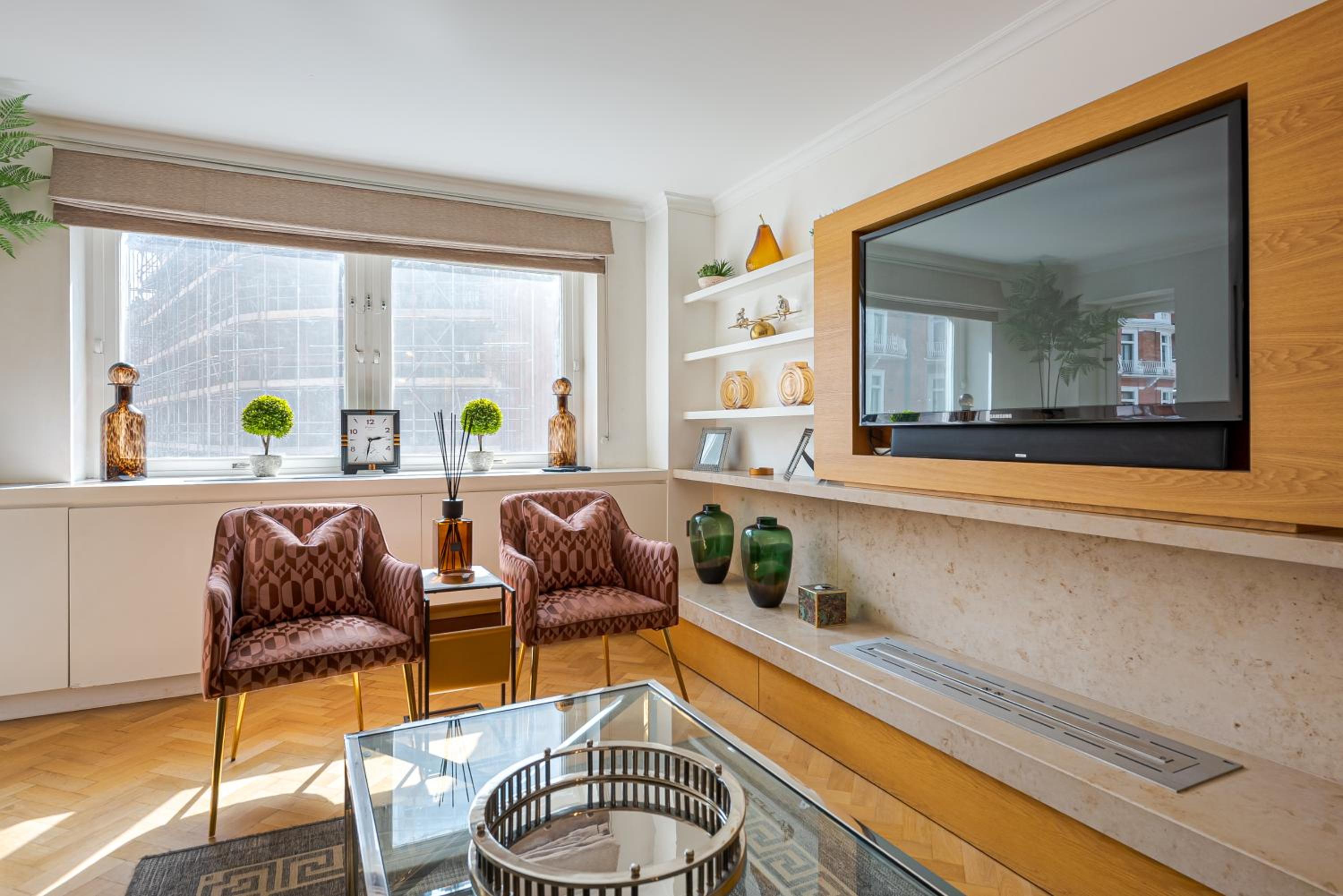 Modern 2Bd in Knightsbridge with Private Balcony View of Harrods