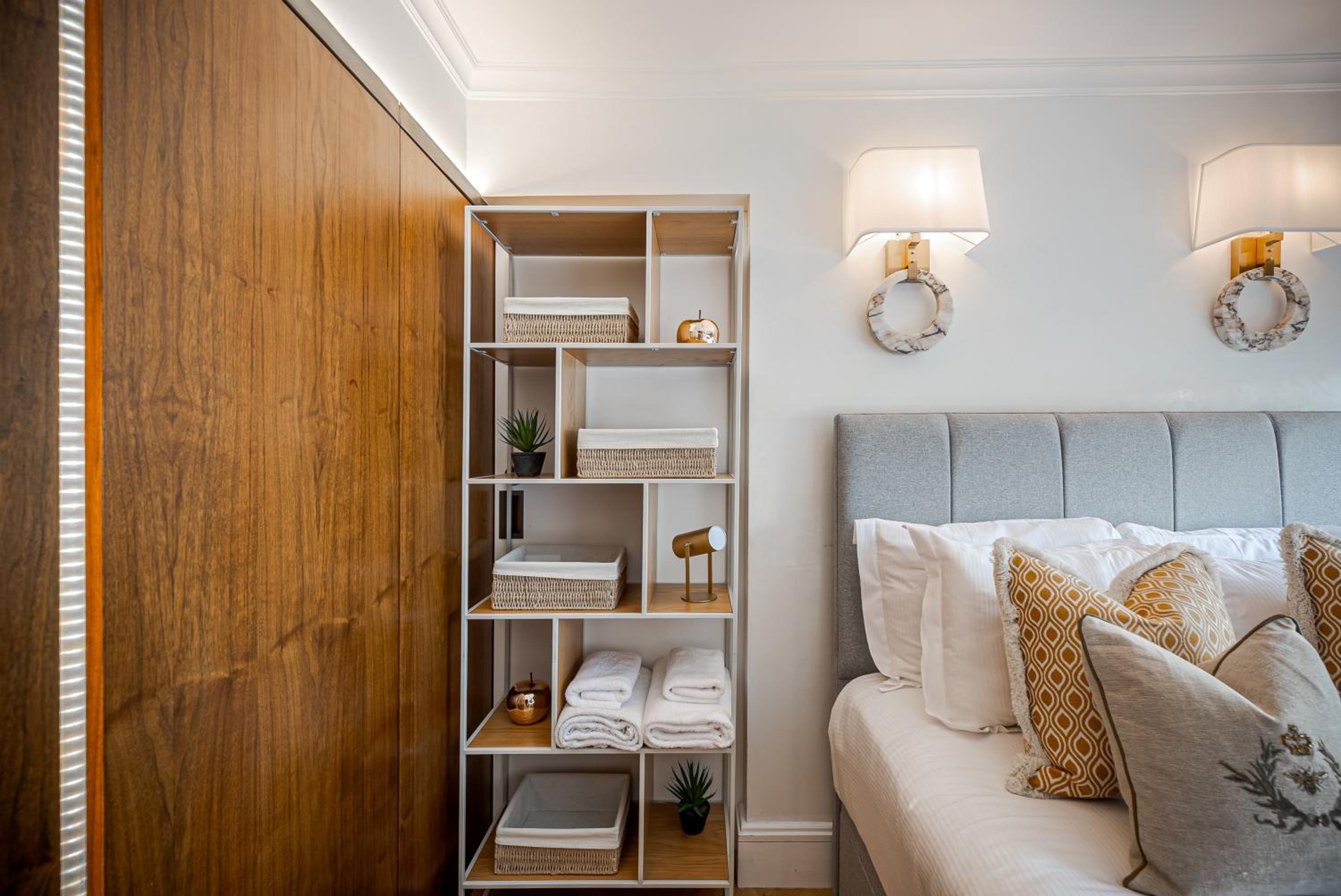 Modern 2Bd in Knightsbridge with Private Balcony View of Harrods