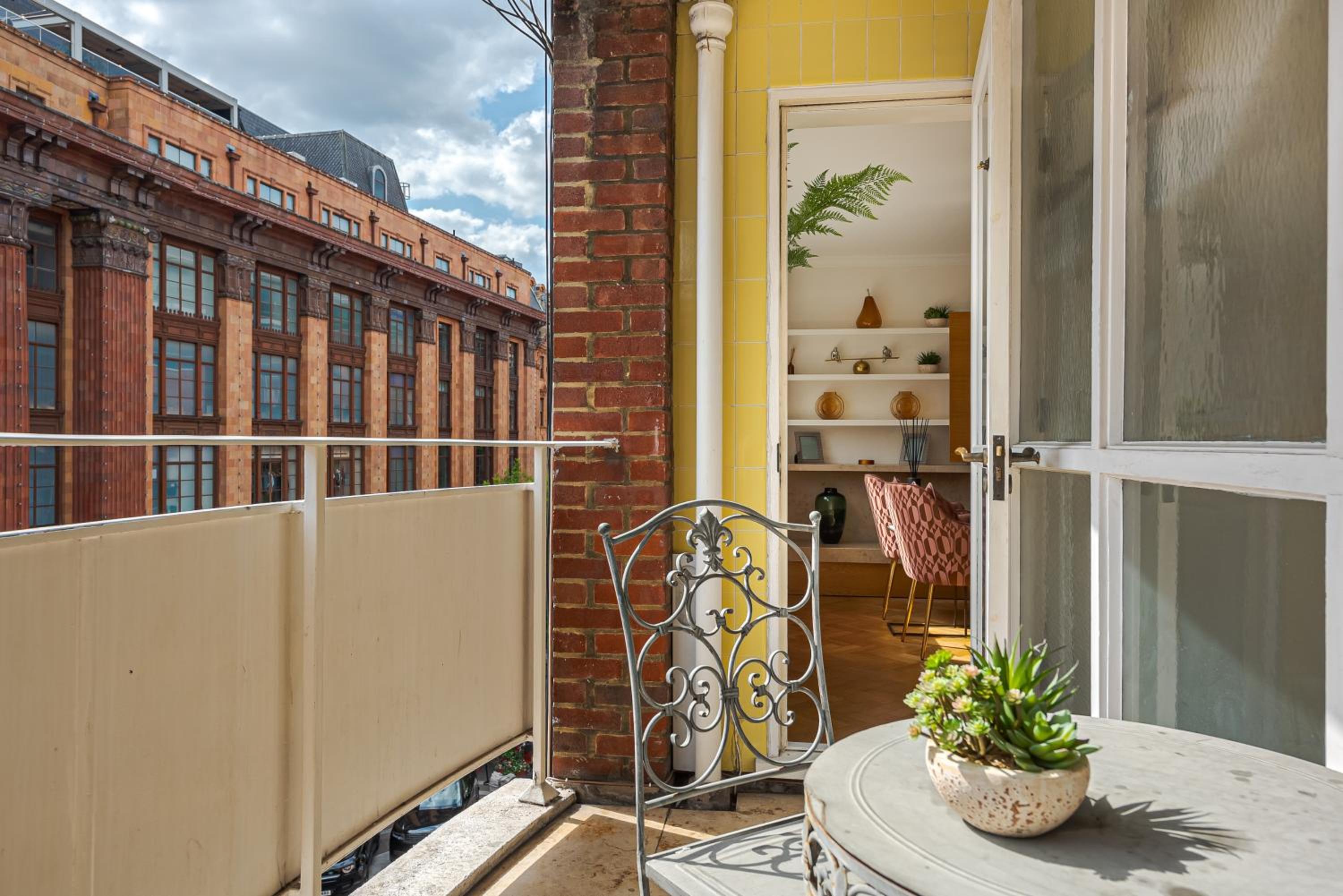 Modern 2Bd in Knightsbridge with Private Balcony View of Harrods
