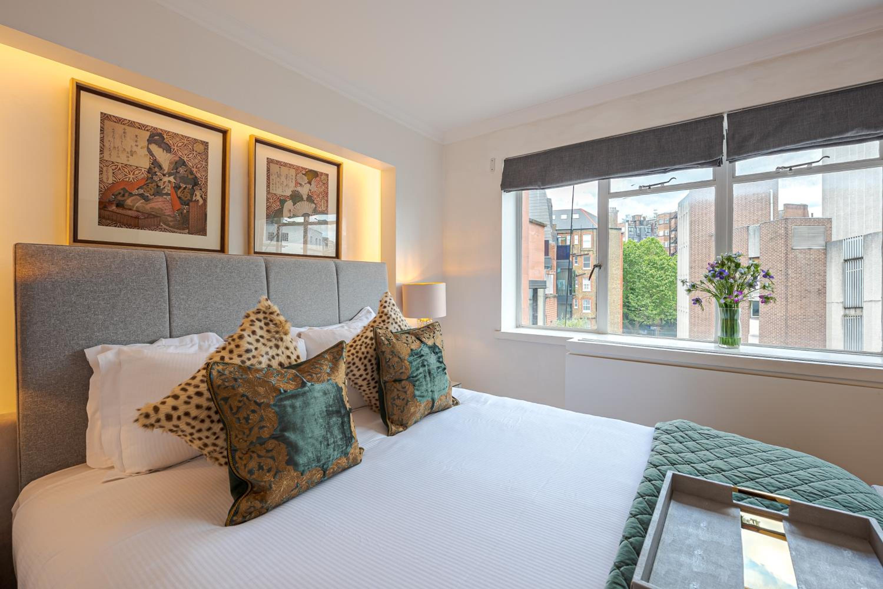 Modern 2Bd in Knightsbridge with Private Balcony View of Harrods
