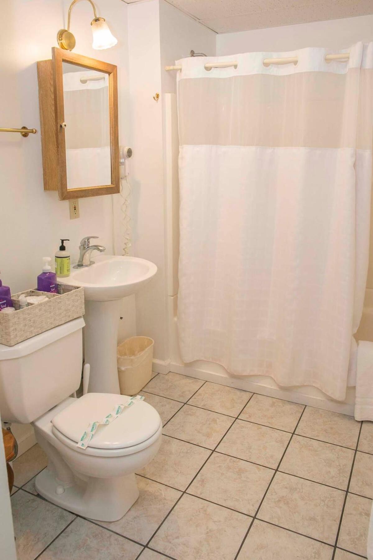 The Champagne Suite 2