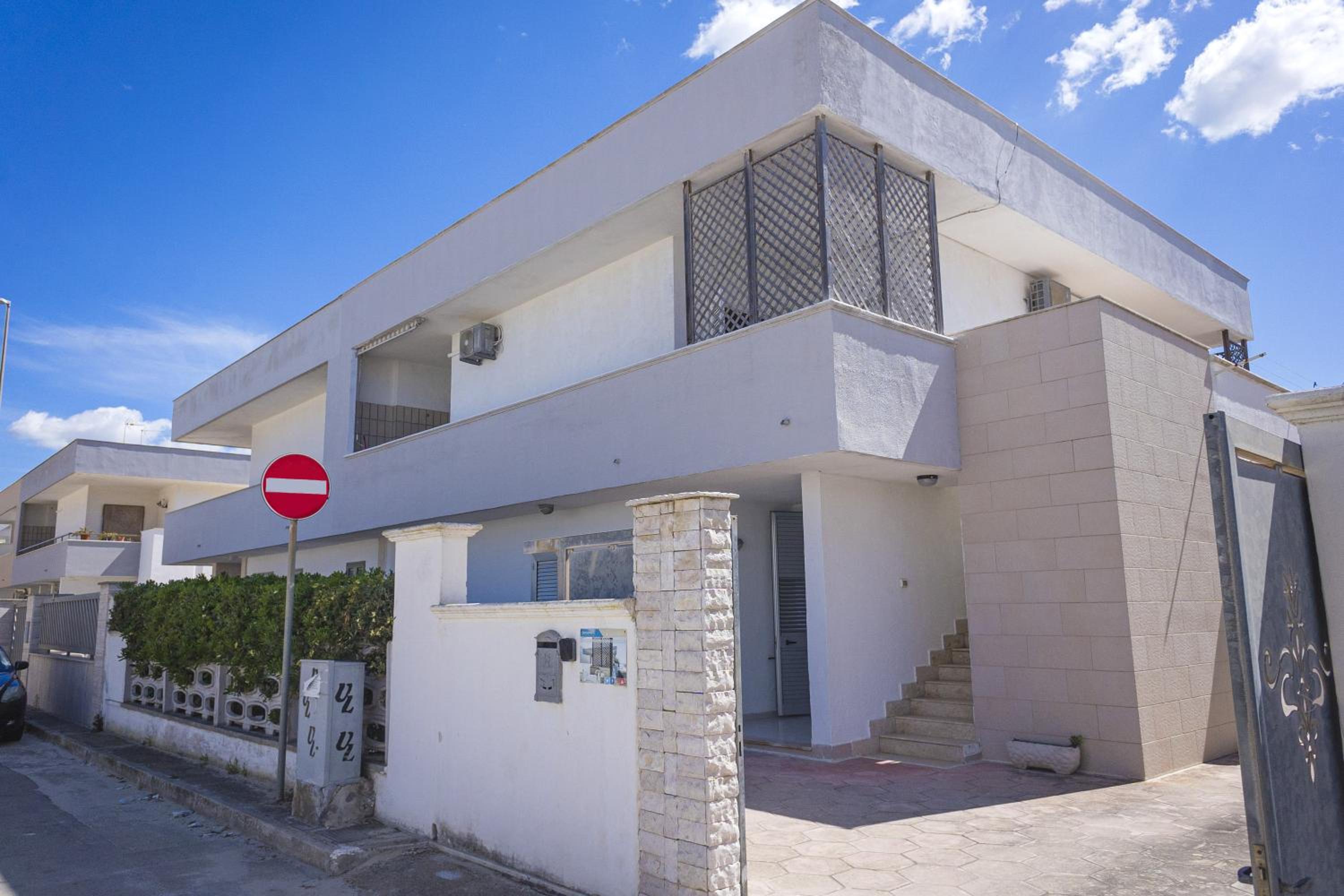 Torre Lapillo Apartment Sea View - Happy Rentals photo 2