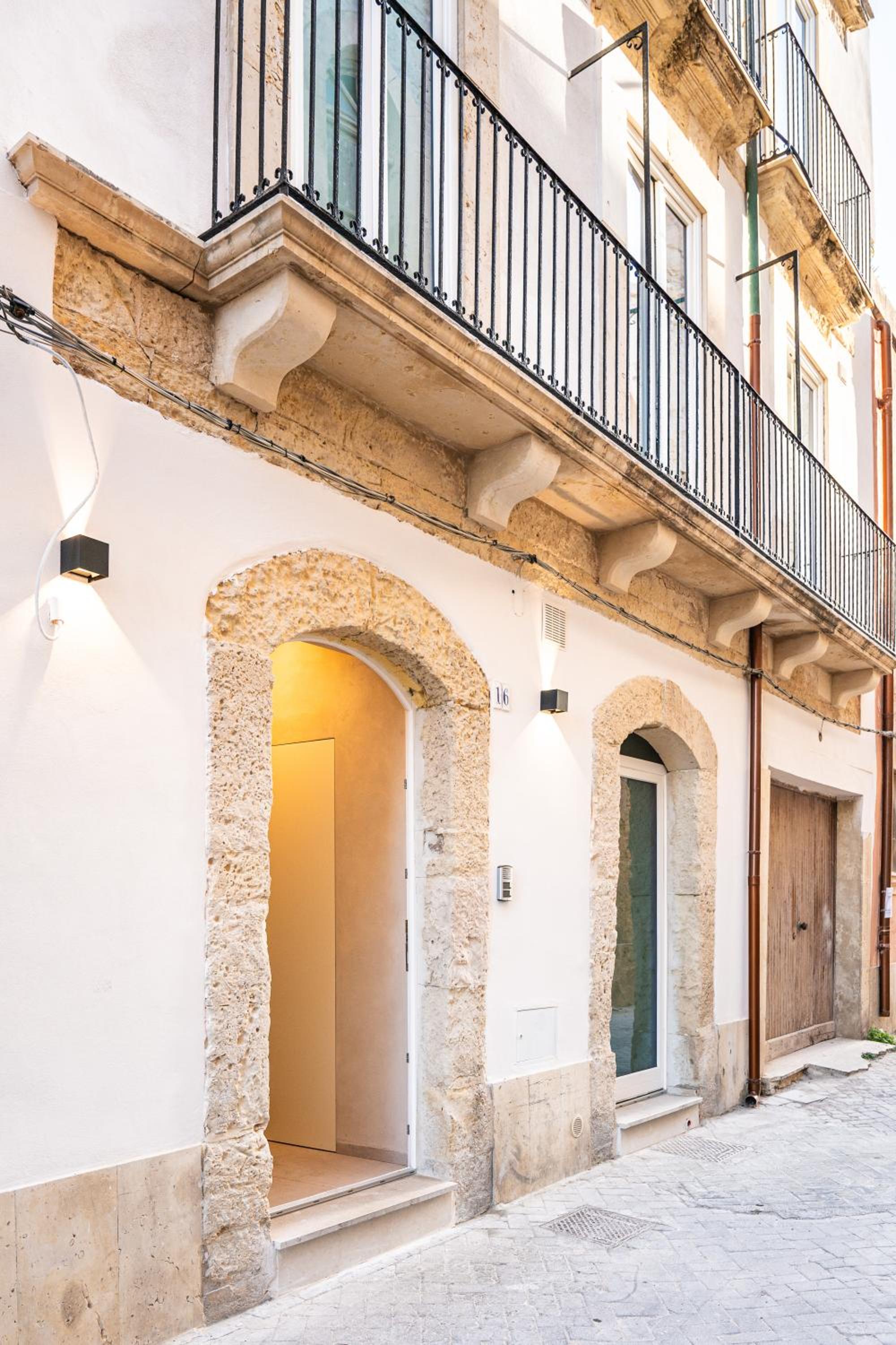 -CASA SANTINI- Charming 3 Bedrooms House in Ortigia by Cala Rossa view 3