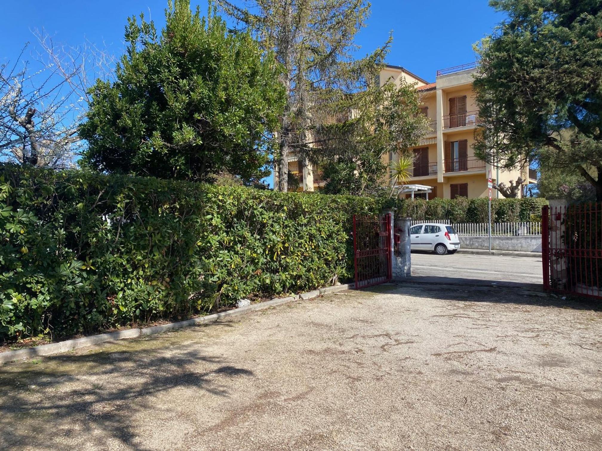 Bilocale 4 posti terrazza posto auto view 3