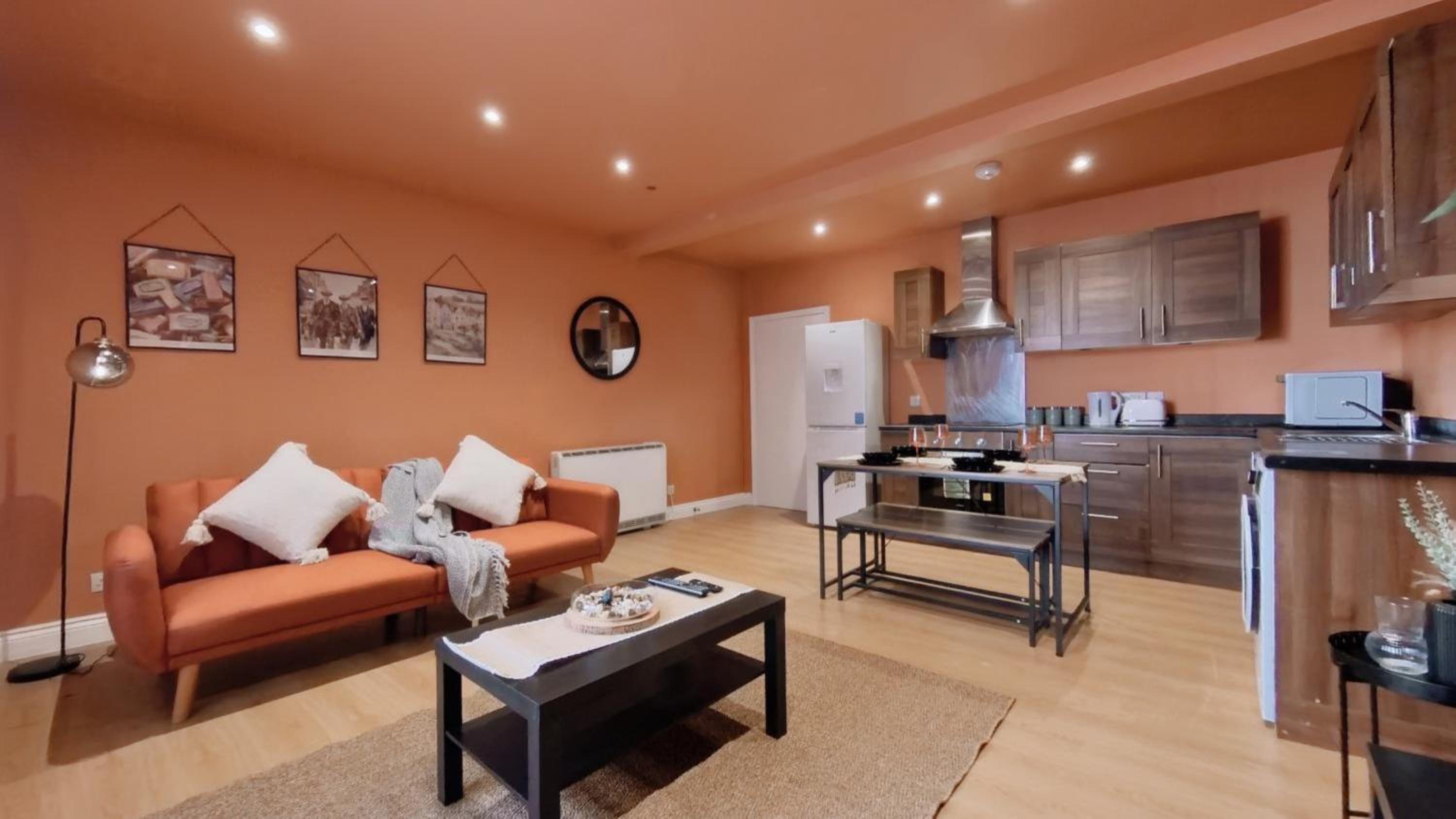 New Colourful & Spacious 2 Bedroom Apartment in Central Birmingham with Free Wifi, Parking and Keyless Access view 4