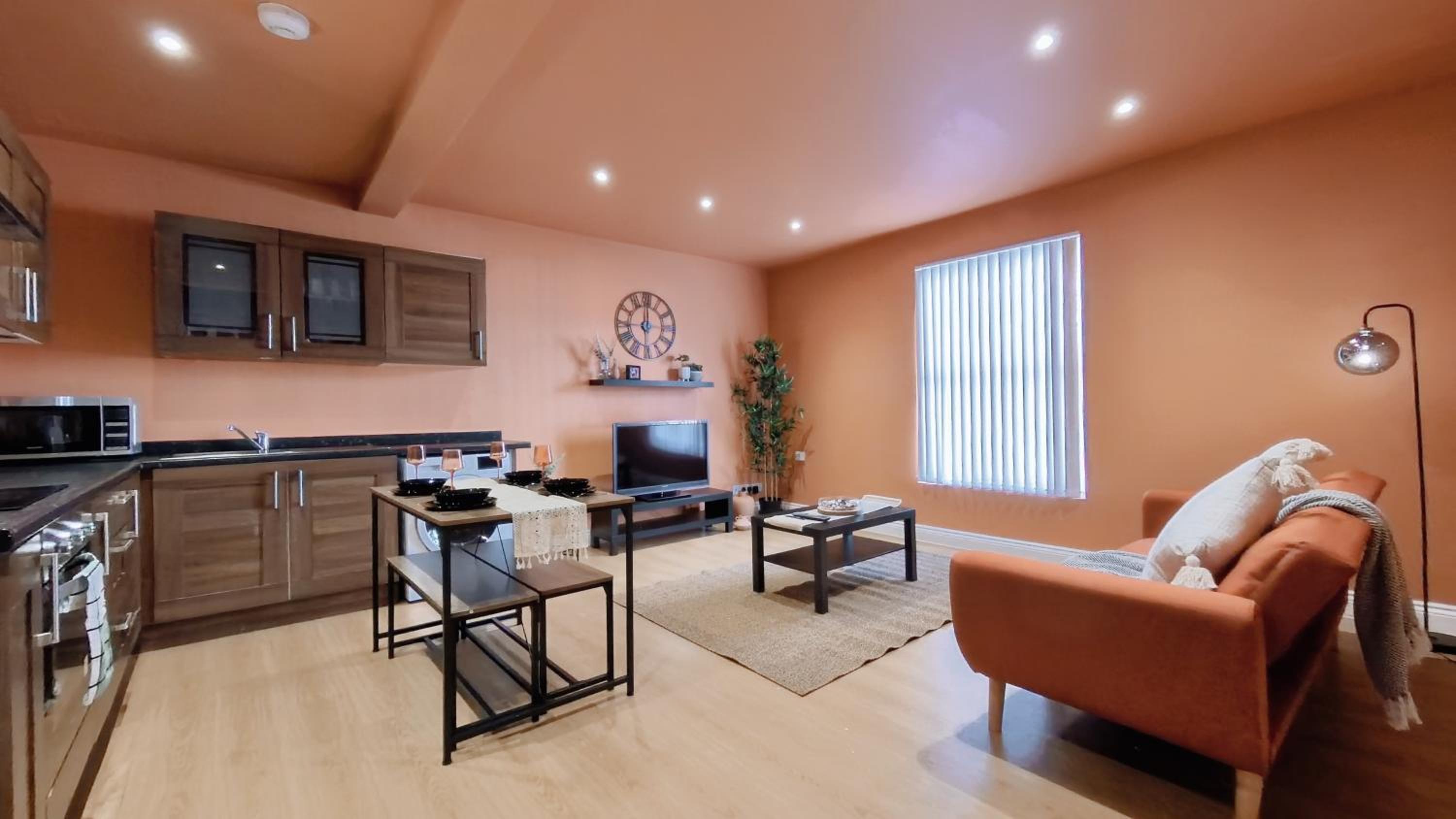 New Colourful & Spacious 2 Bedroom Apartment in Central Birmingham with Free Wifi, Parking and Keyless Access view 3