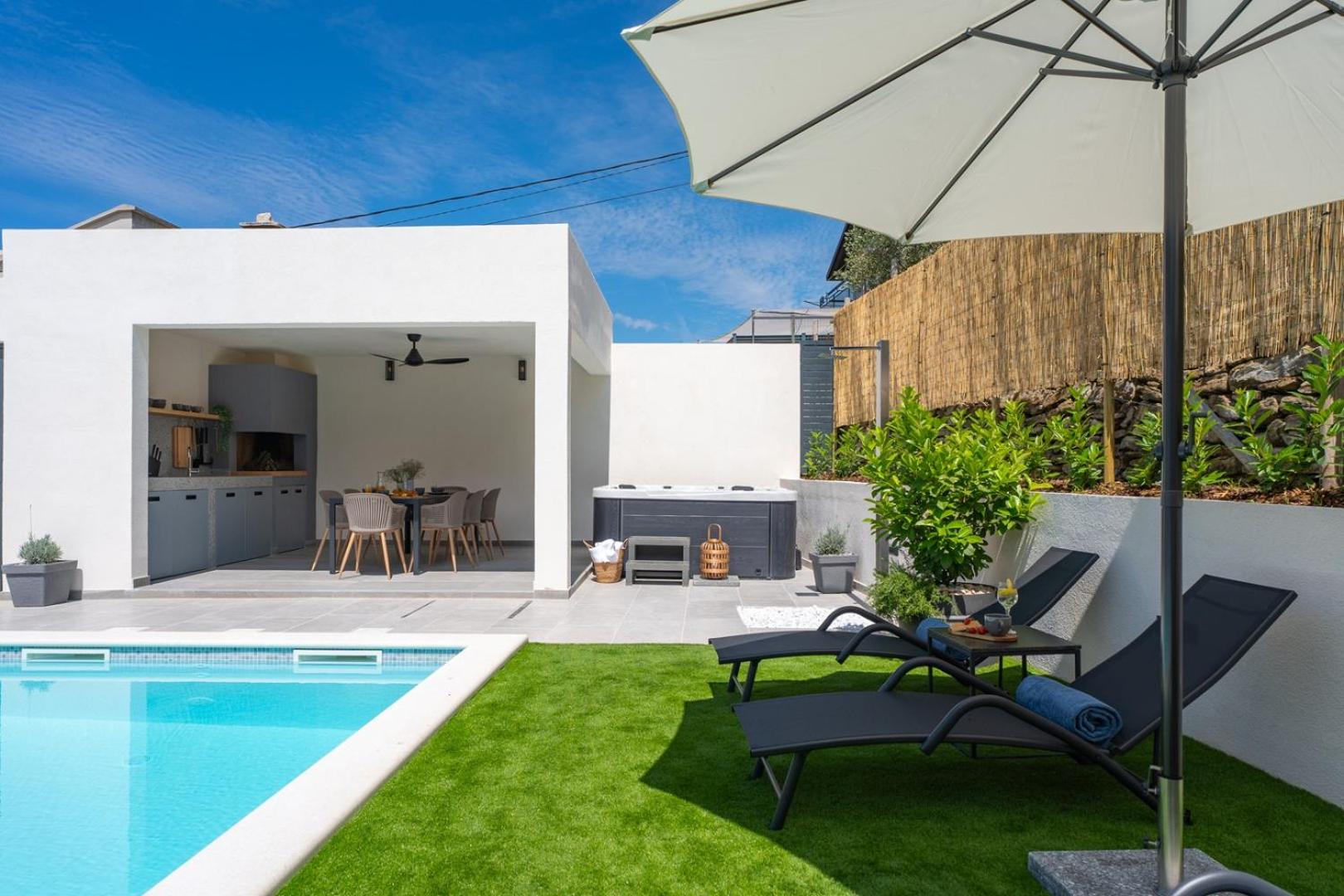 Apartment Gironi with Pool, Jacuzzi
