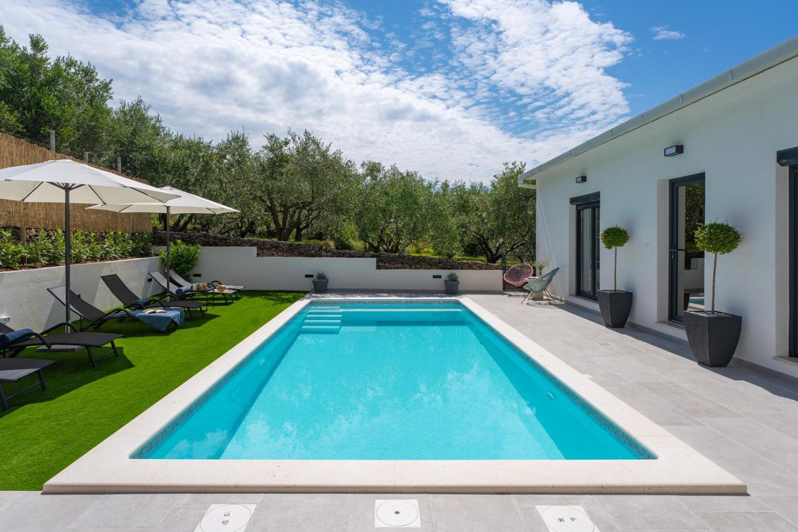 Apartment Gironi with Pool, Jacuzzi