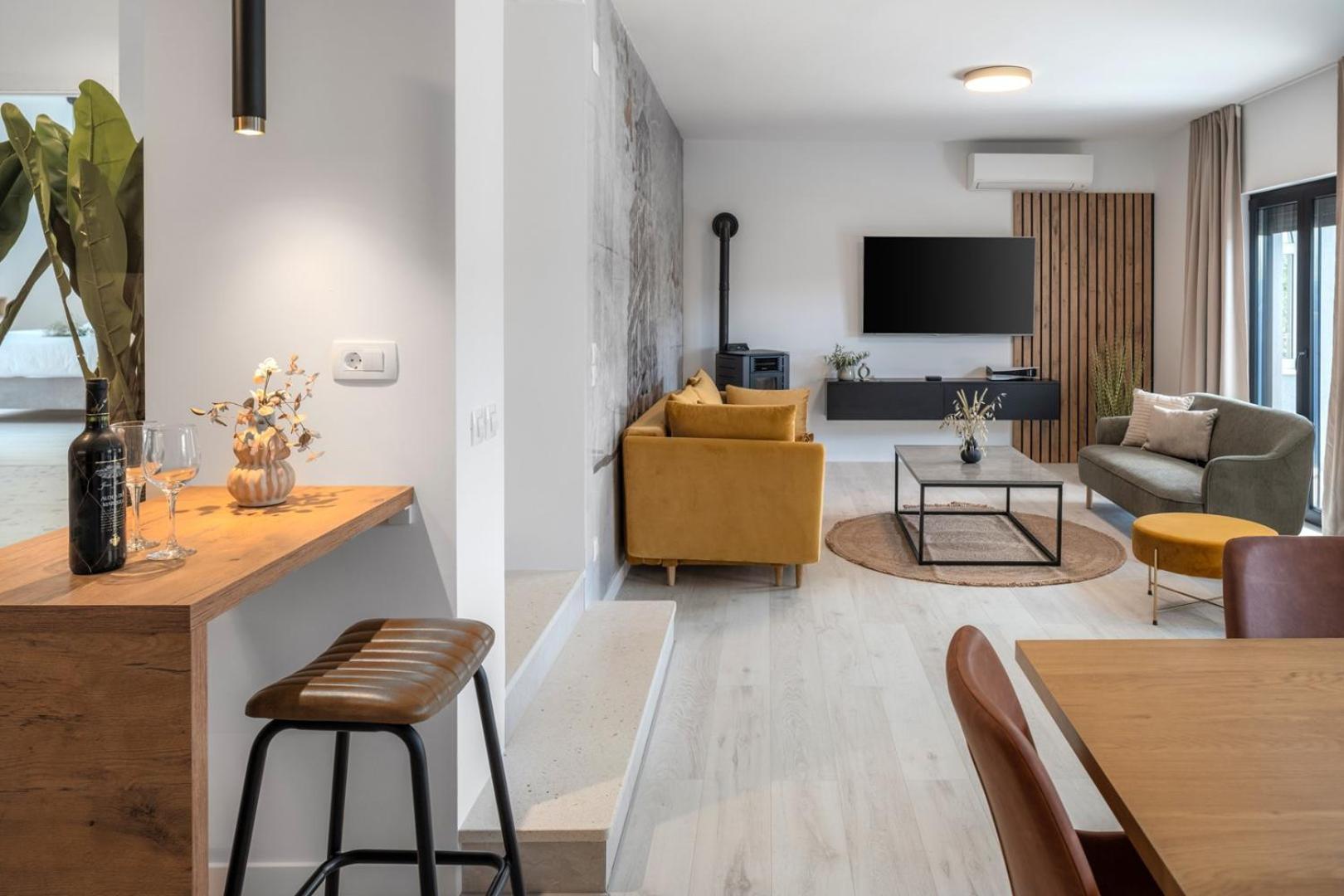 Apartment Gironi with Pool, Jacuzzi