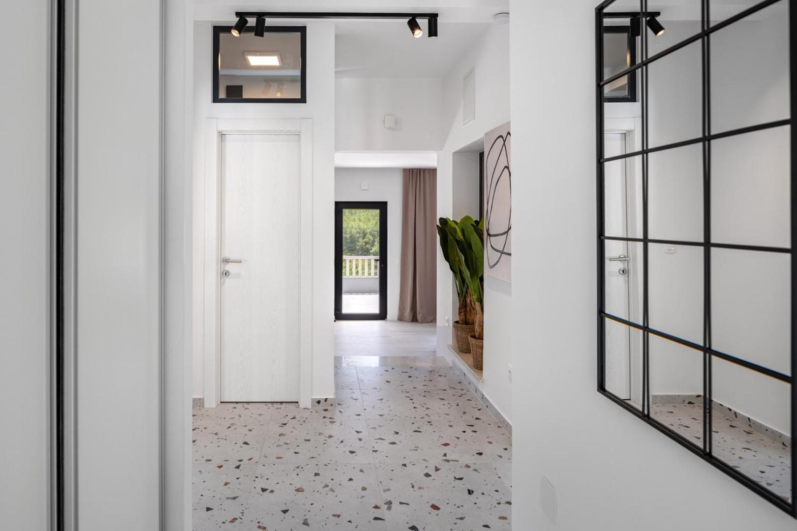 Apartment Gironi with Pool, Jacuzzi