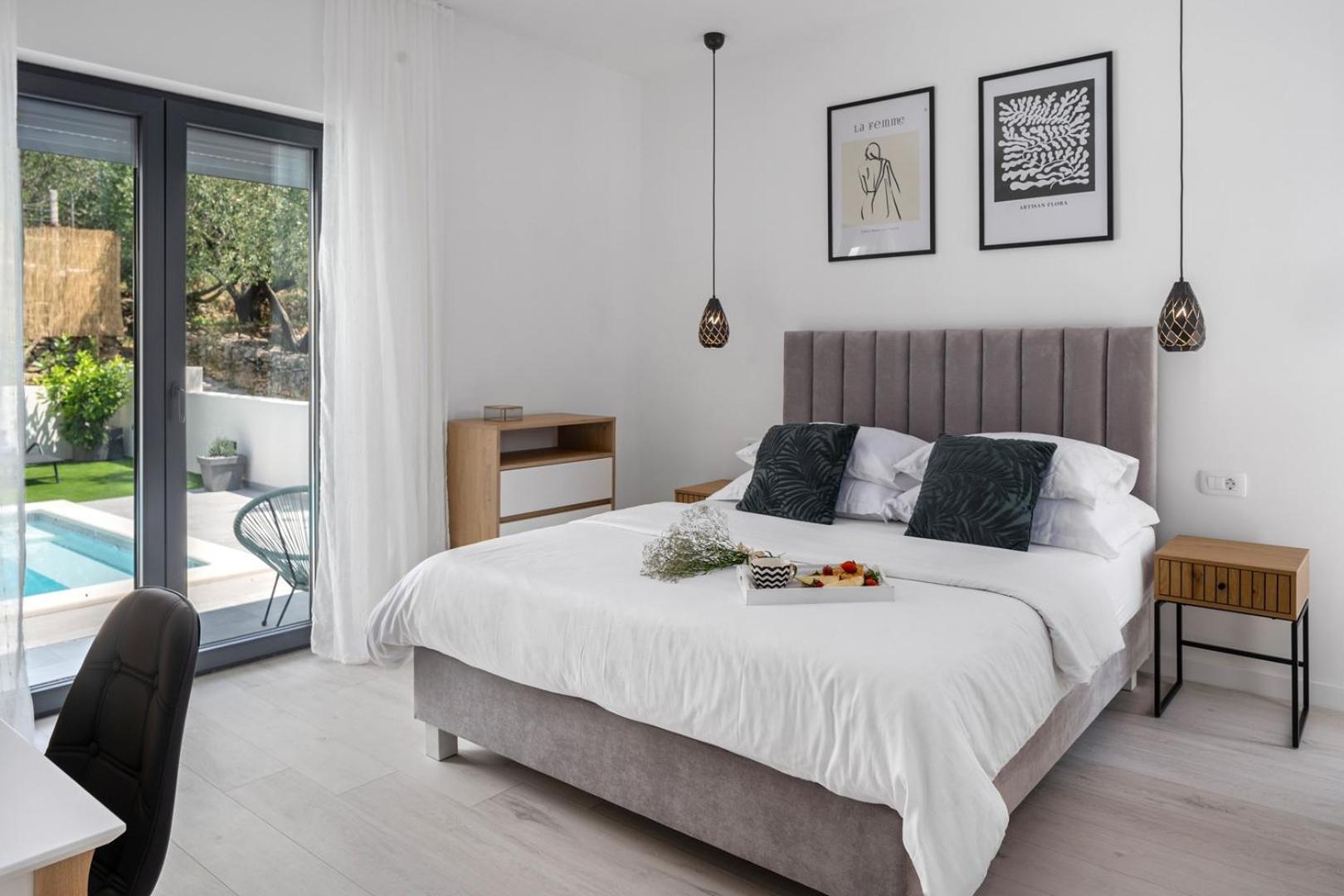 Apartment Gironi with Pool, Jacuzzi