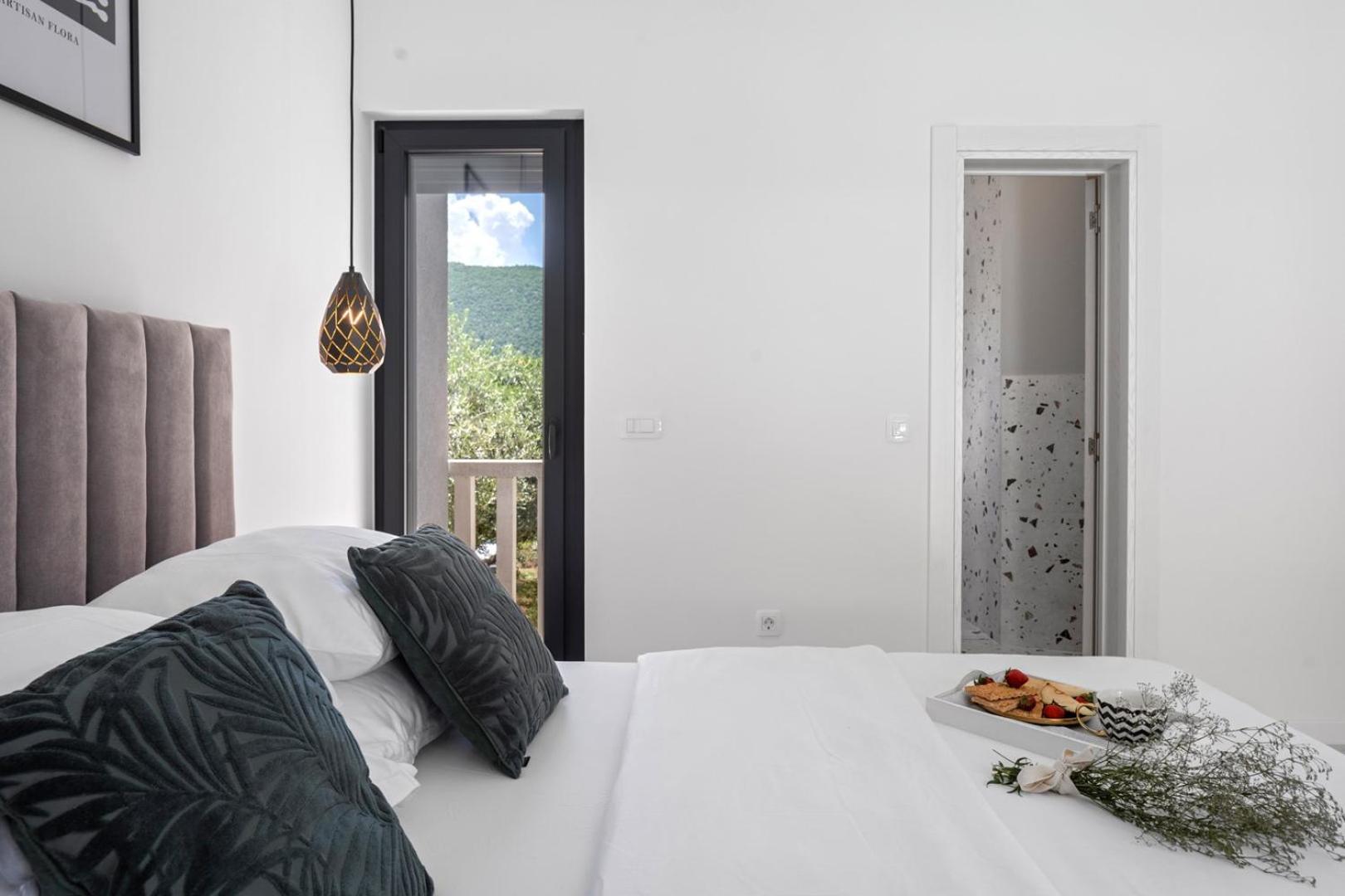 Apartment Gironi with Pool, Jacuzzi