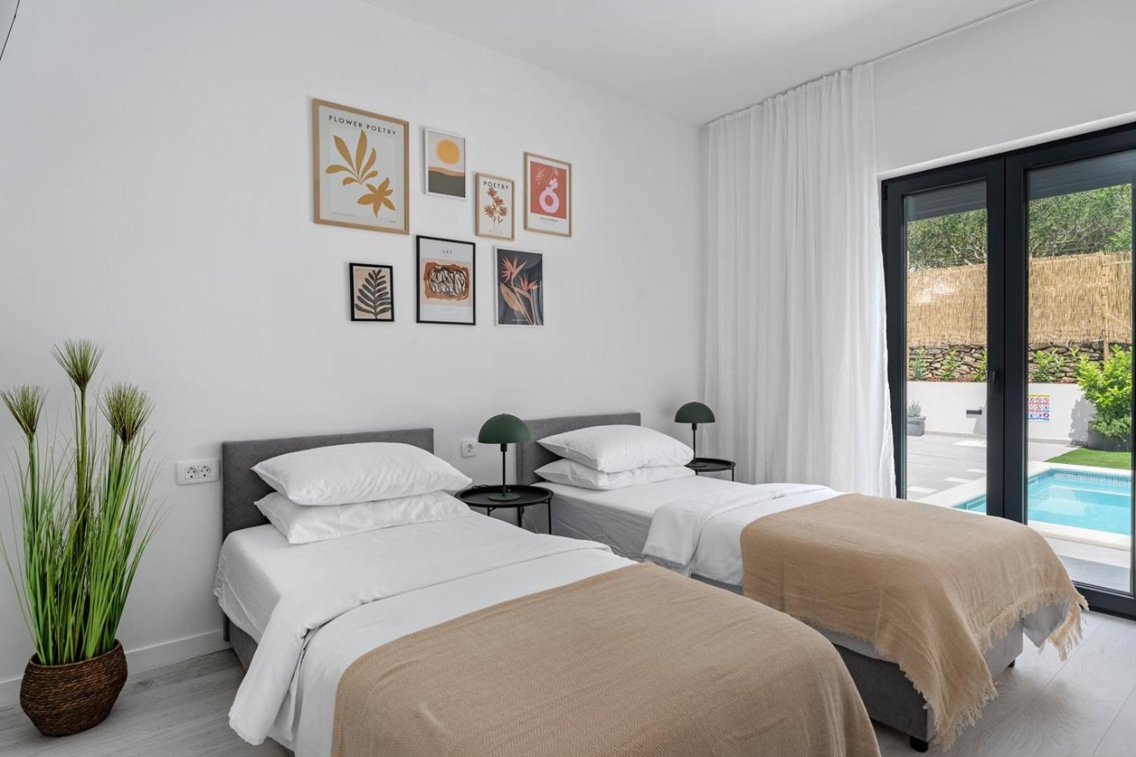 Apartment Gironi with Pool, Jacuzzi