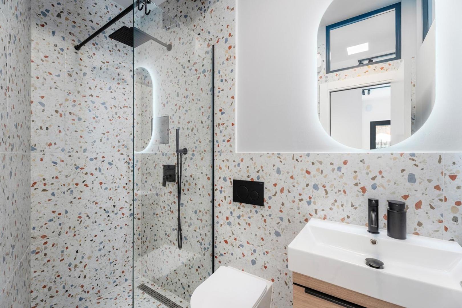 Apartment Gironi with Pool, Jacuzzi