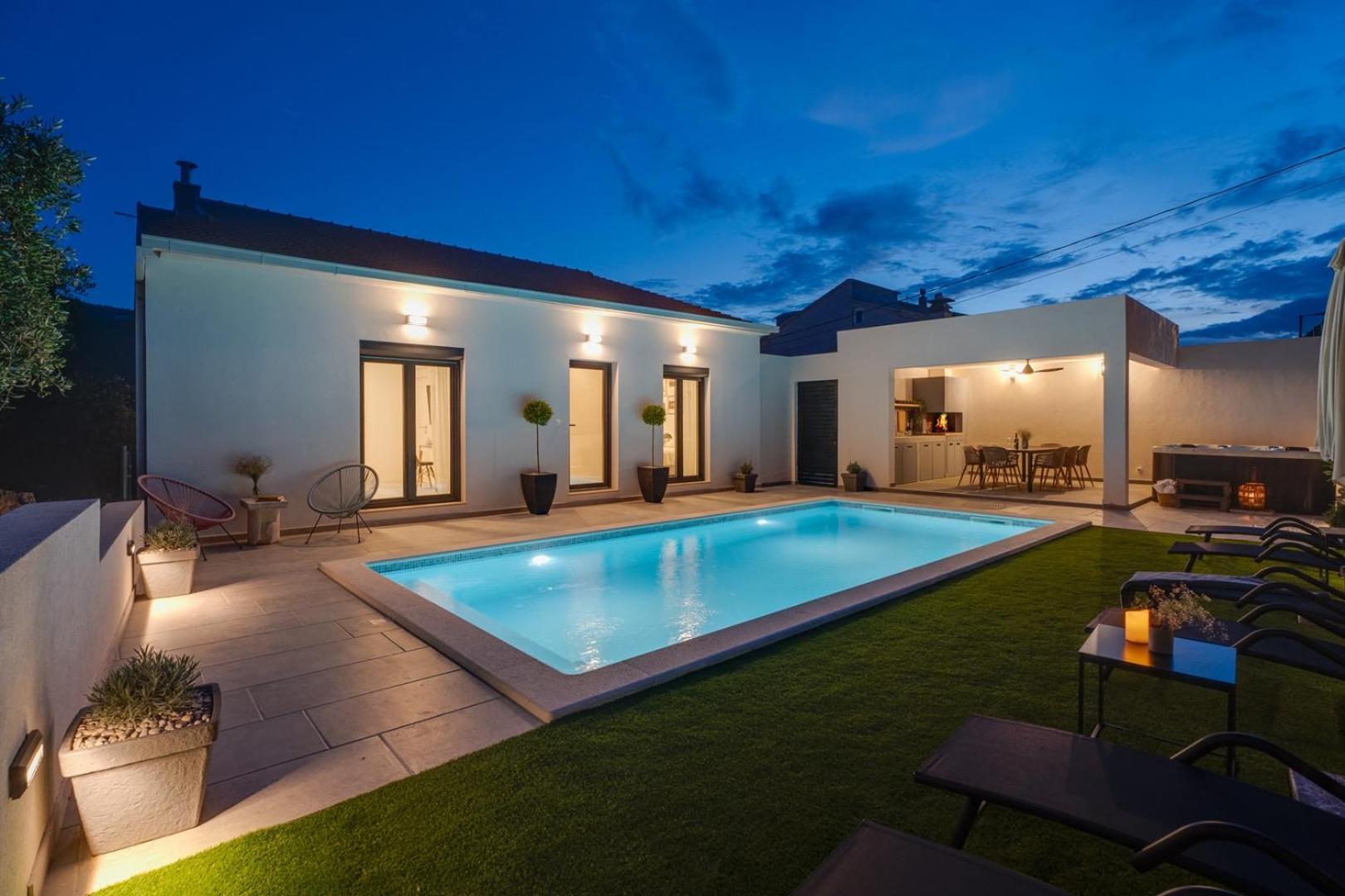 Apartment Gironi with Pool, Jacuzzi