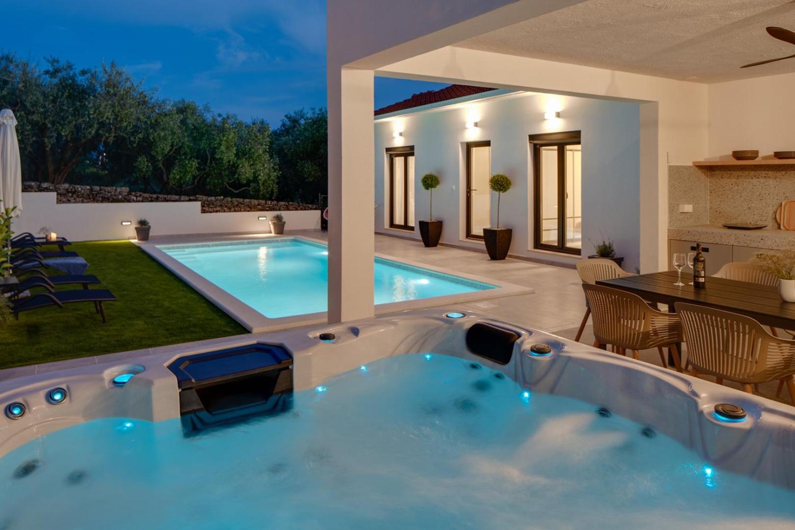Apartment Gironi with Pool, Jacuzzi