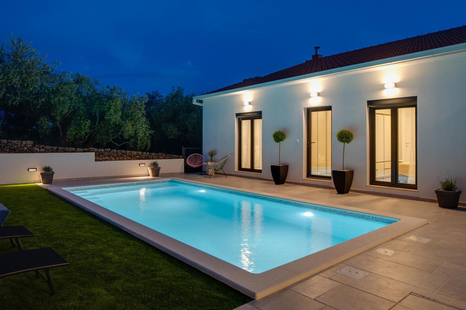 Apartment Gironi with Pool, Jacuzzi