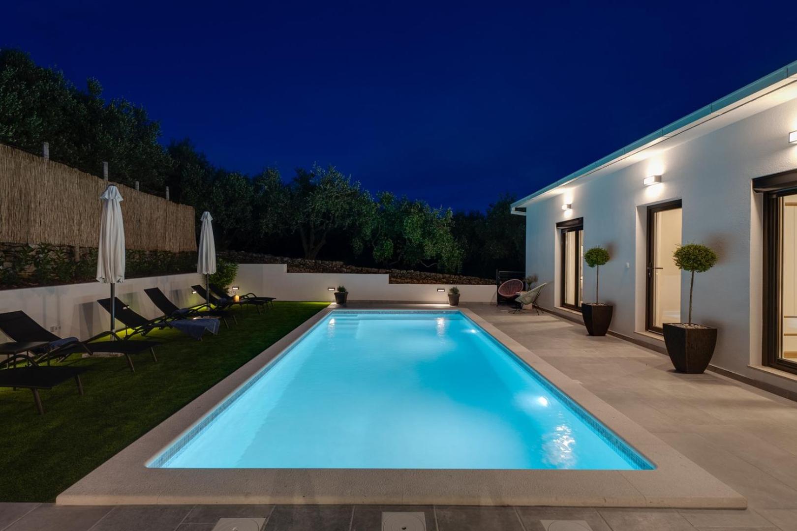 Apartment Gironi with Pool, Jacuzzi