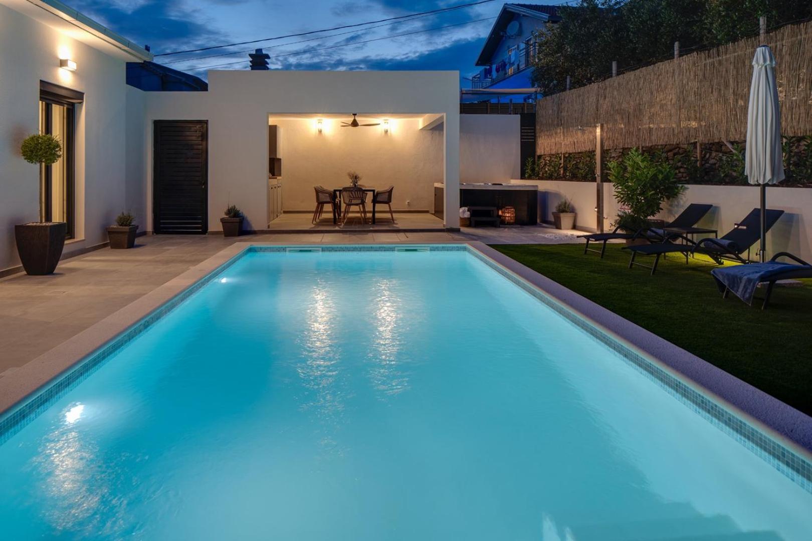 Apartment Gironi with Pool, Jacuzzi