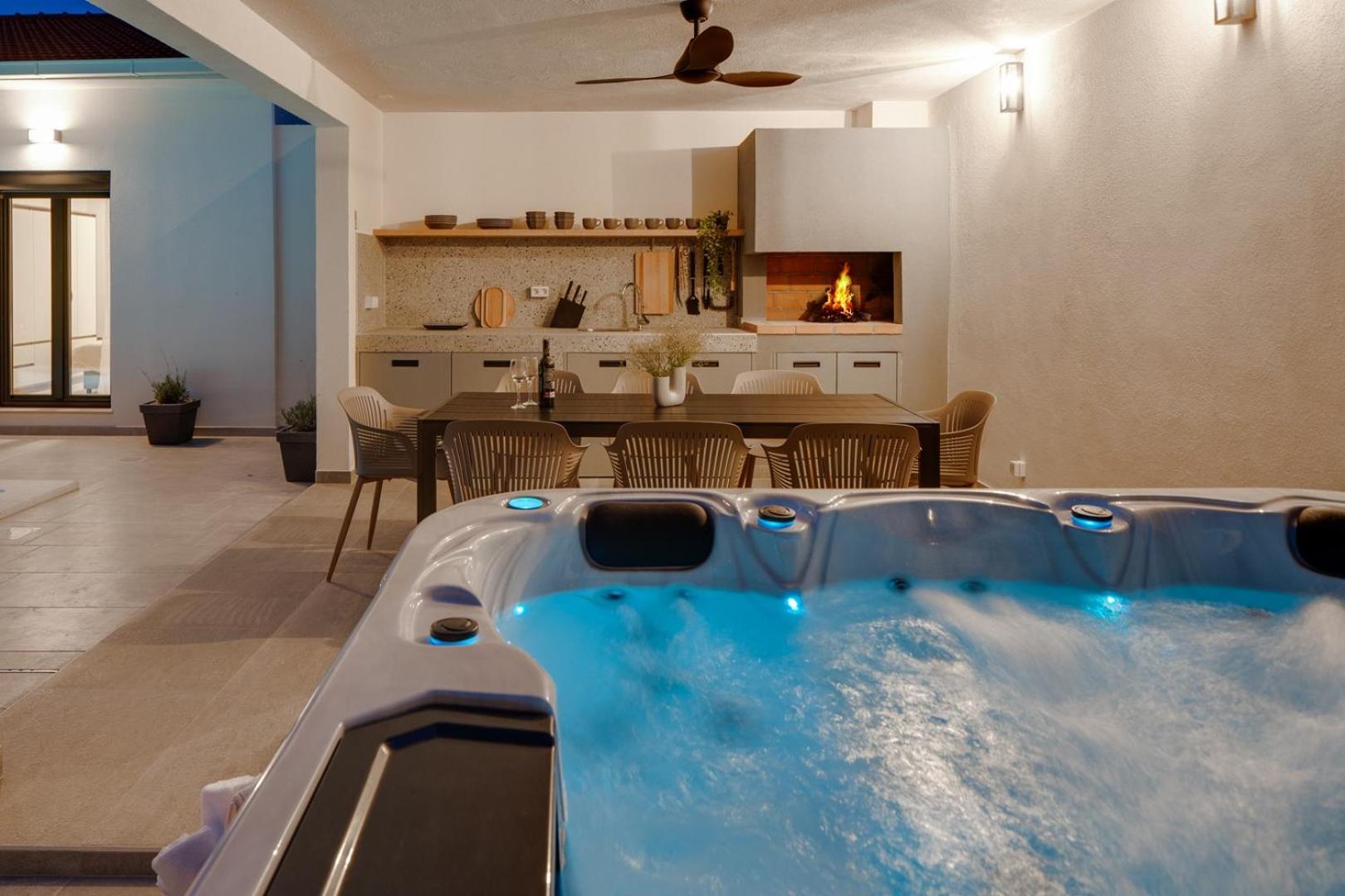 Apartment Gironi with Pool, Jacuzzi