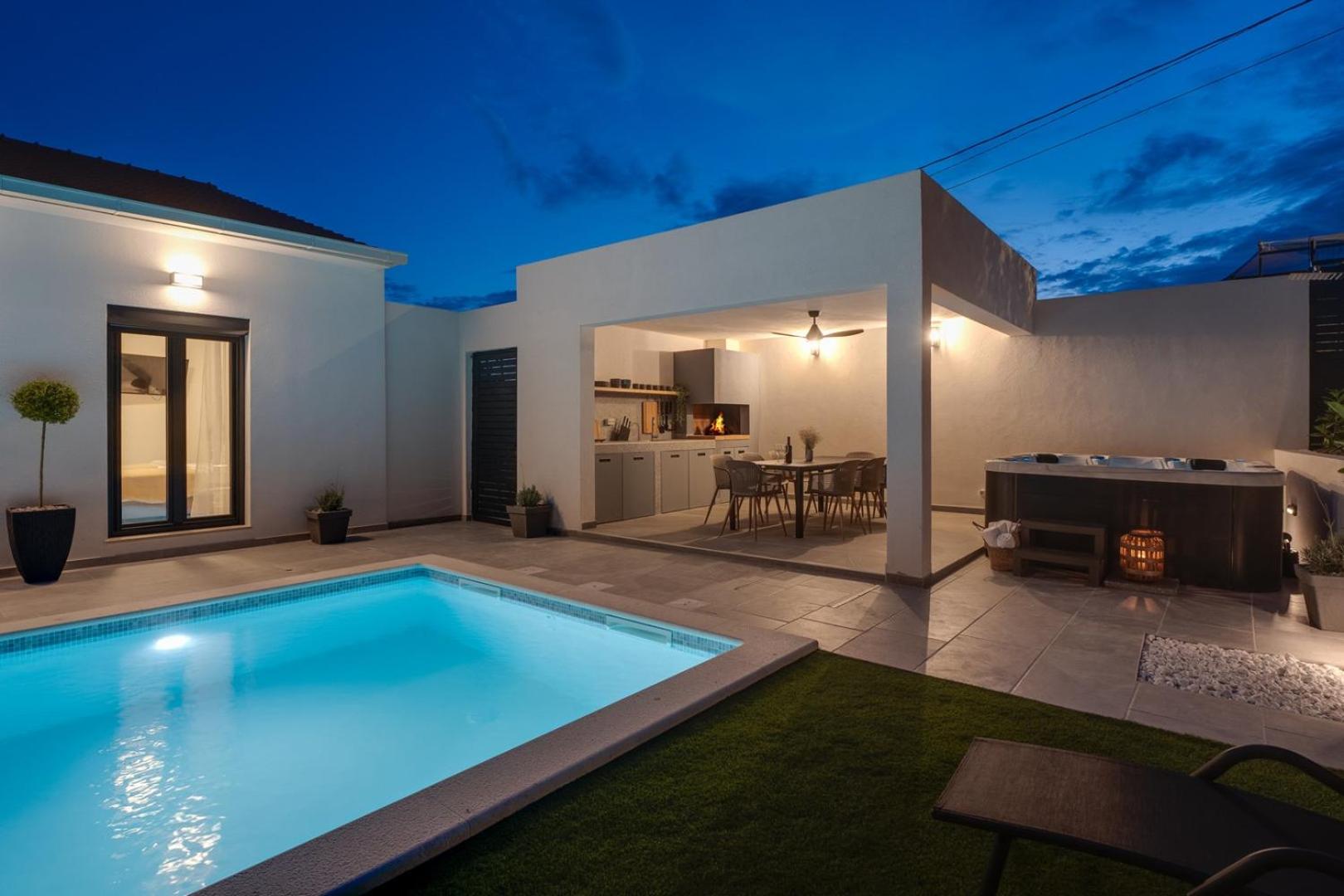 Apartment Gironi with Pool, Jacuzzi