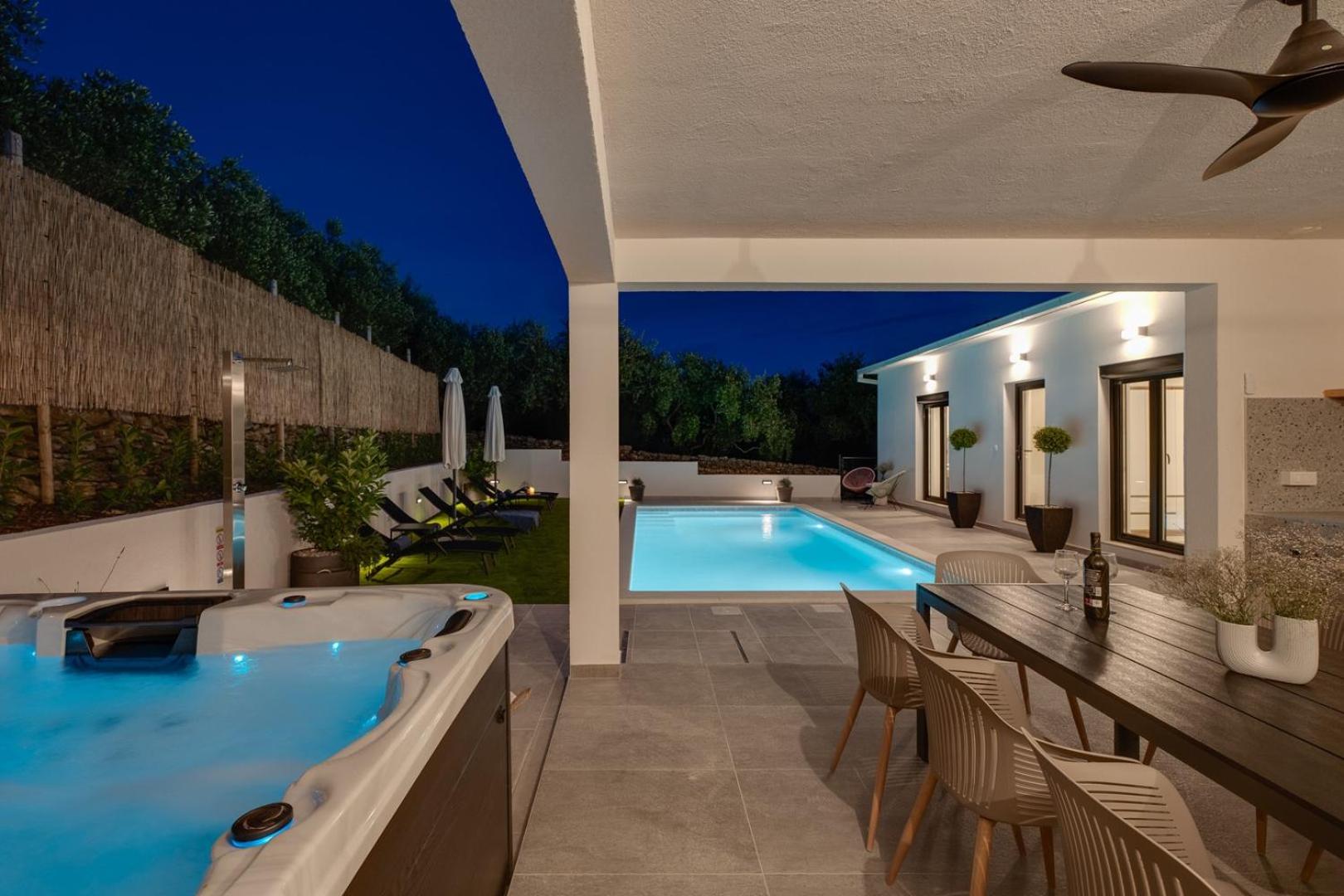 Apartment Gironi with Pool, Jacuzzi