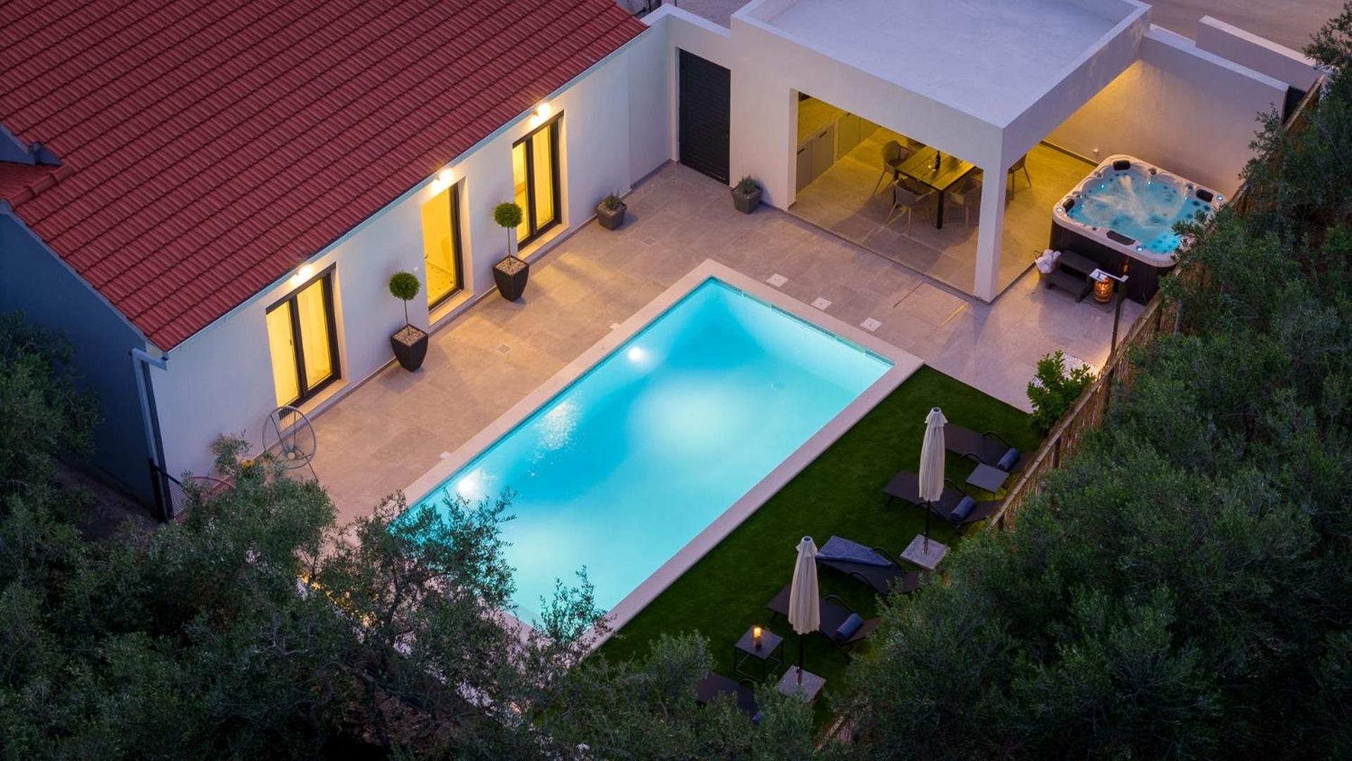 Apartment Gironi with Pool, Jacuzzi