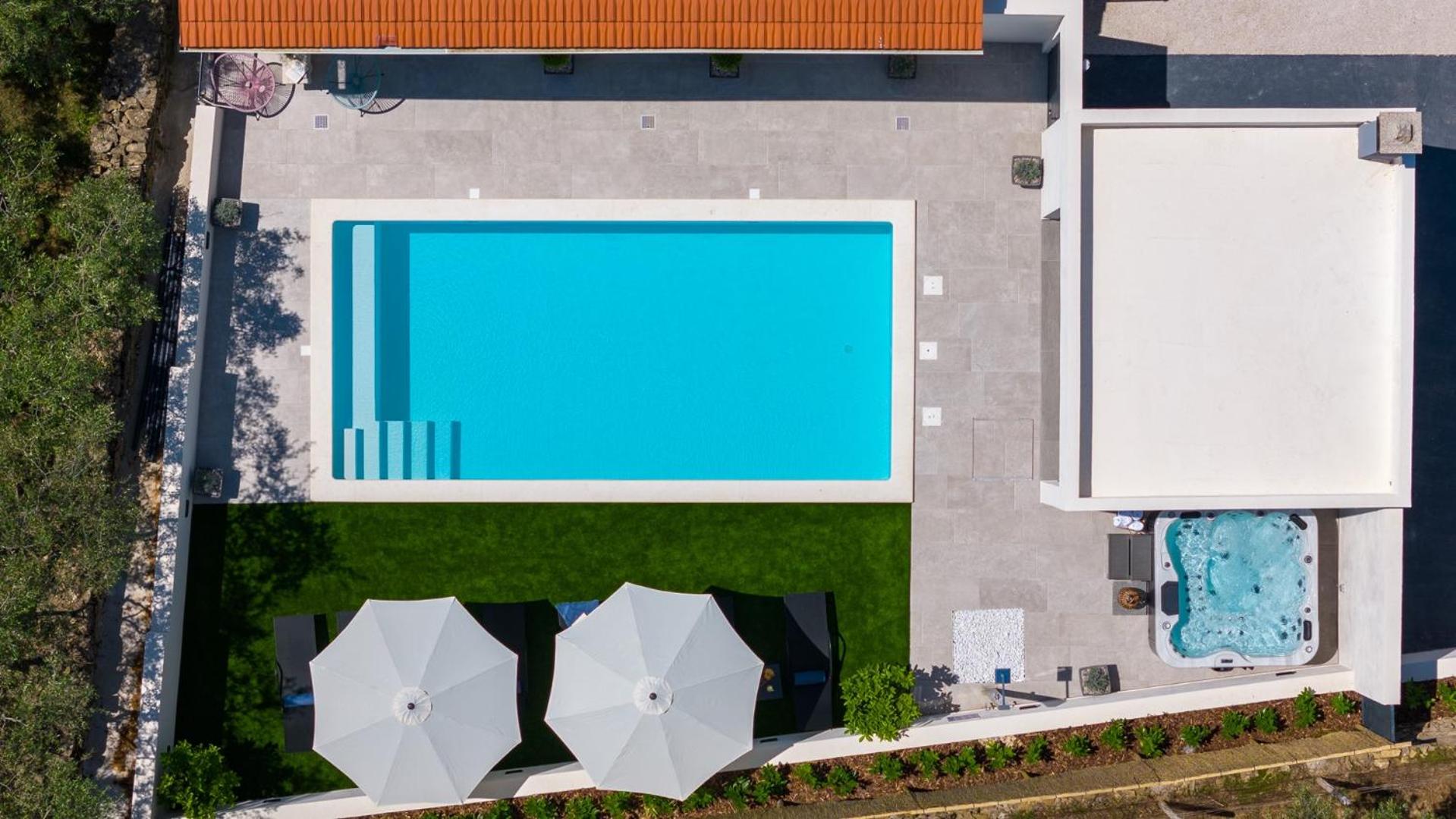 Apartment Gironi with Pool, Jacuzzi