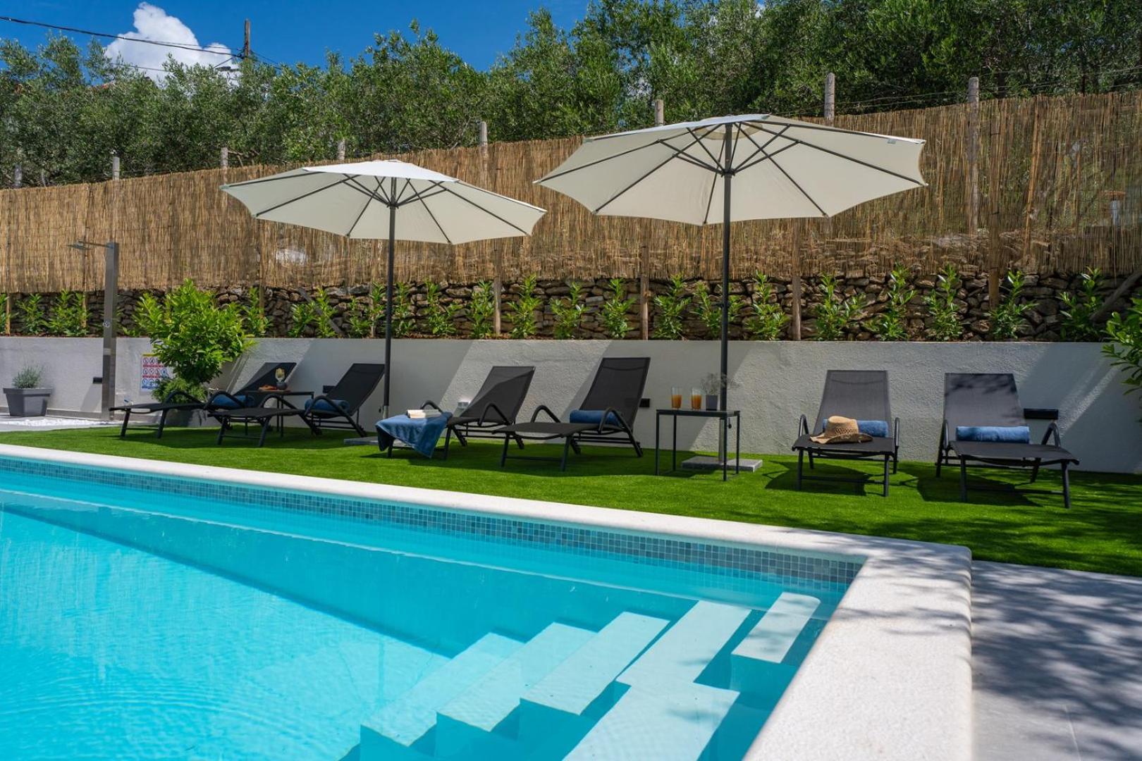 Apartment Gironi with Pool, Jacuzzi