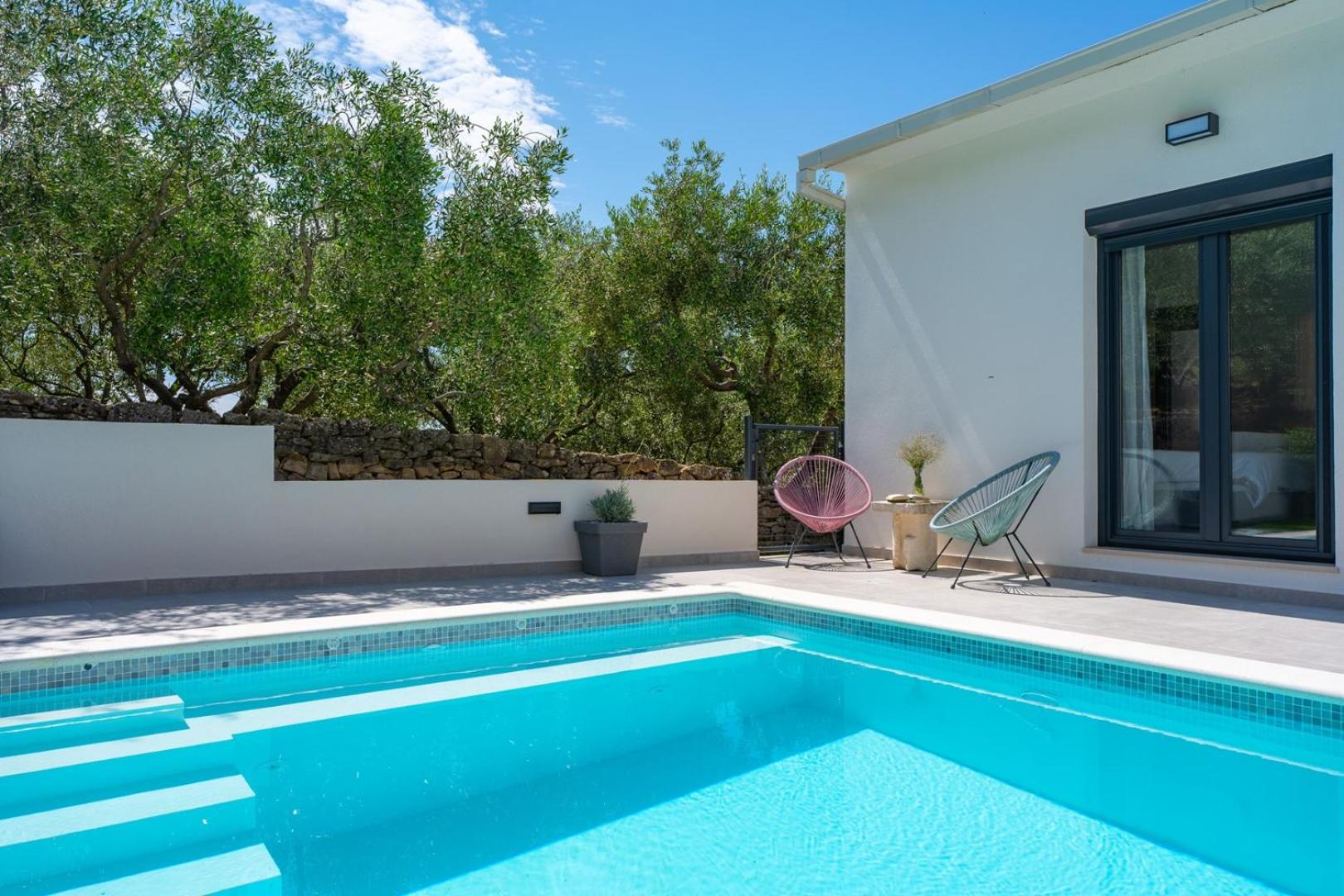 Apartment Gironi with Pool, Jacuzzi