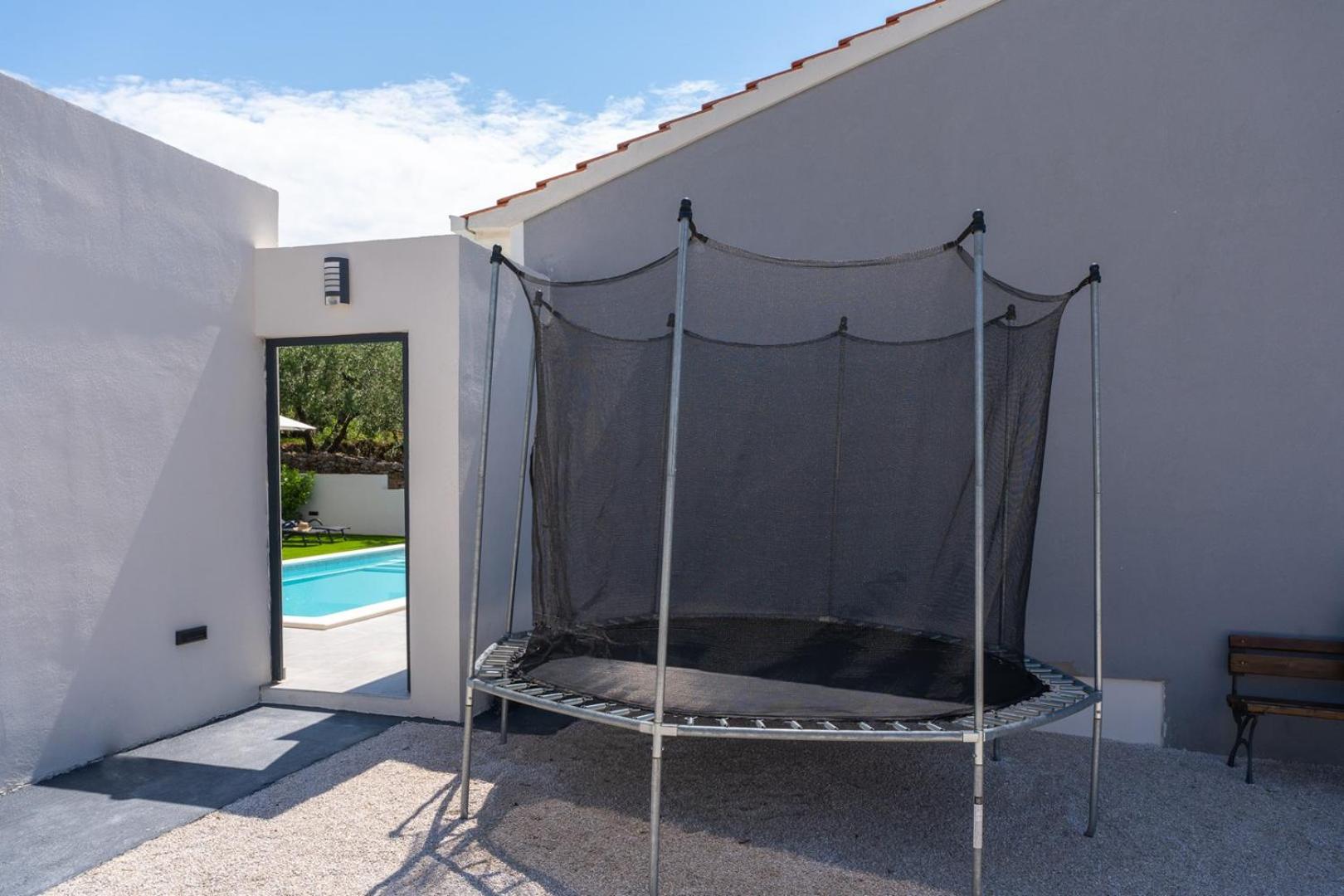 Apartment Gironi with Pool, Jacuzzi