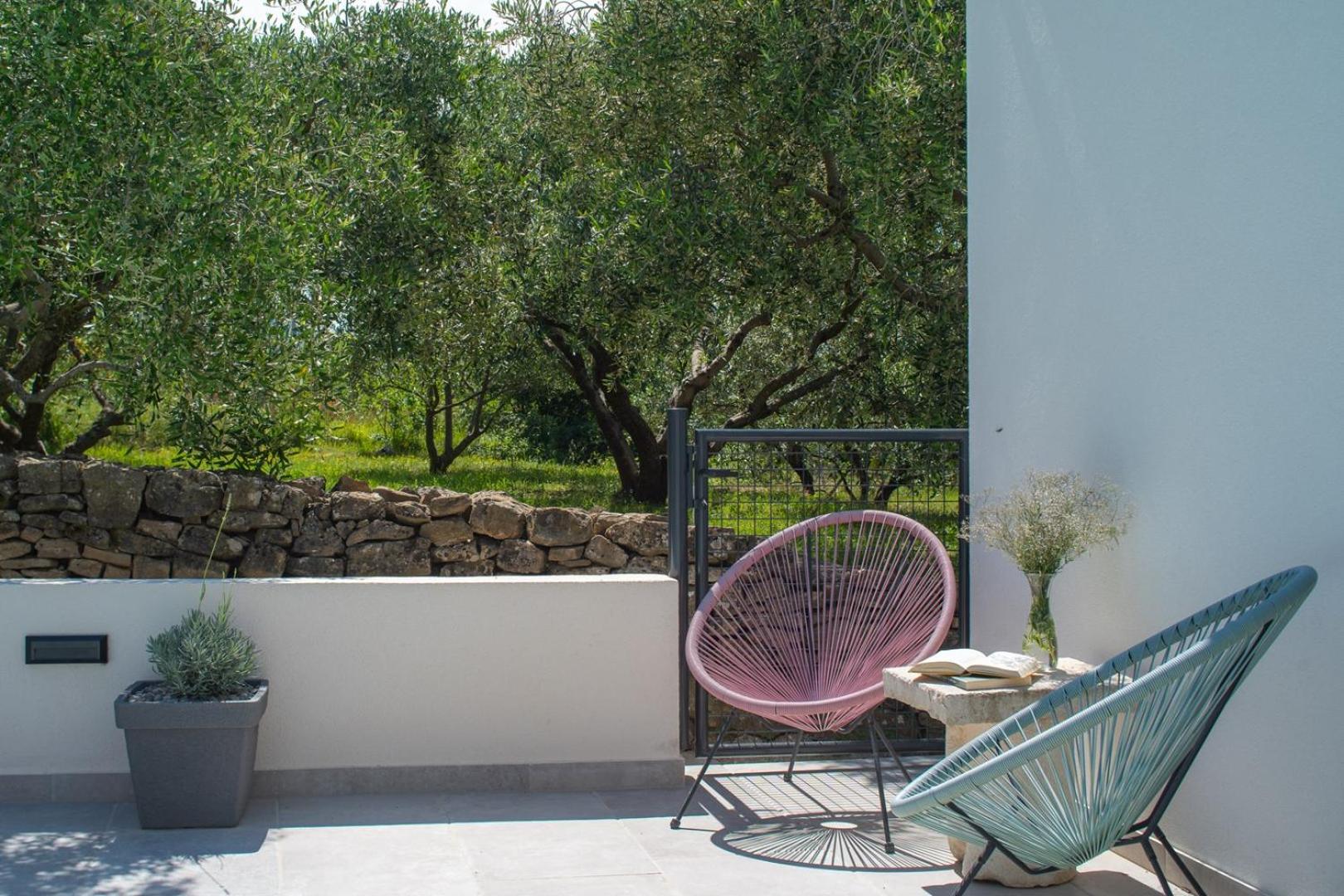 Apartment Gironi with Pool, Jacuzzi