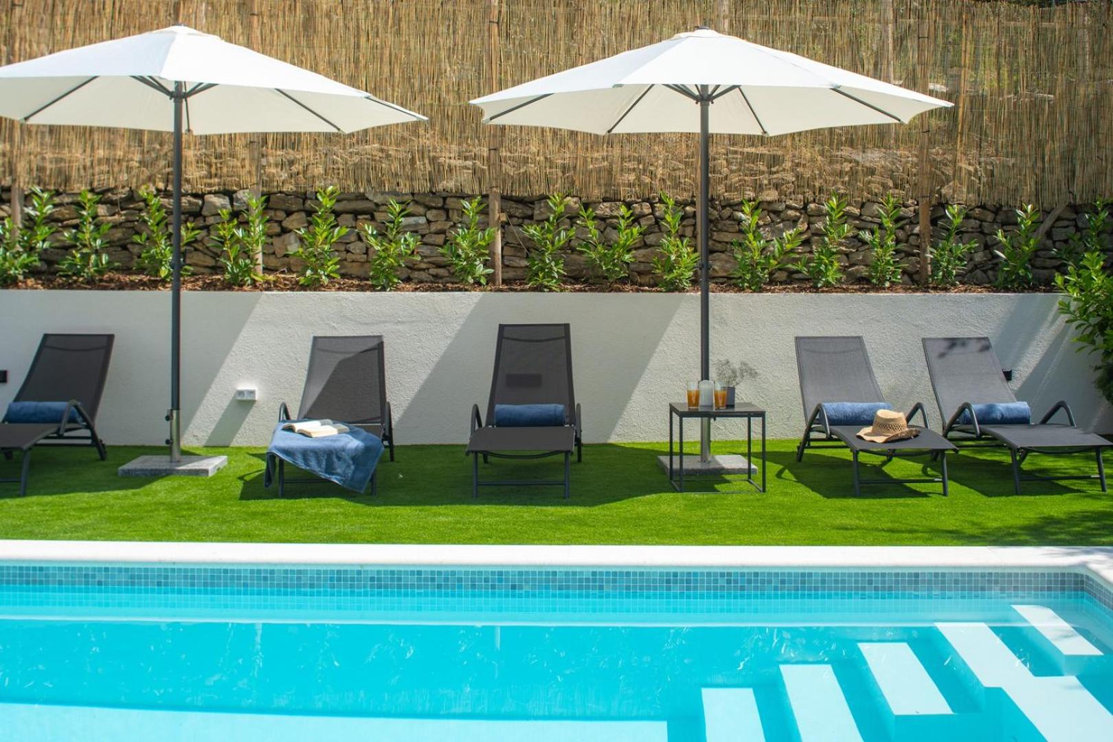 Apartment Gironi with Pool, Jacuzzi