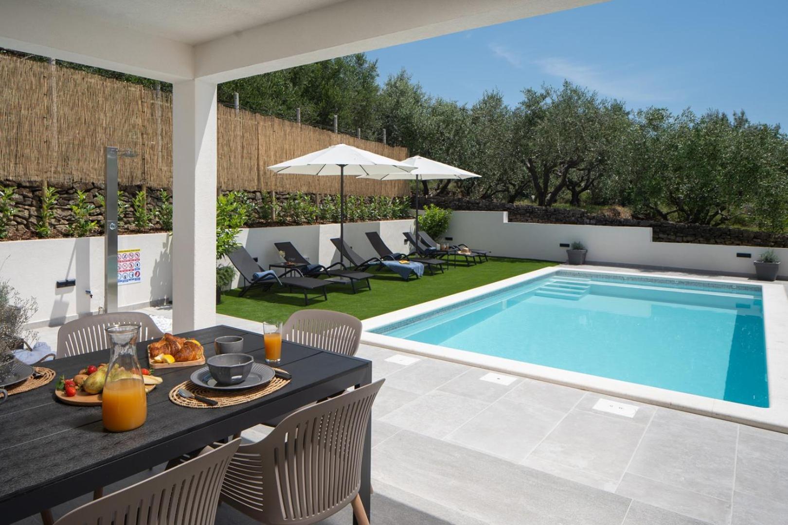 Apartment Gironi with Pool, Jacuzzi