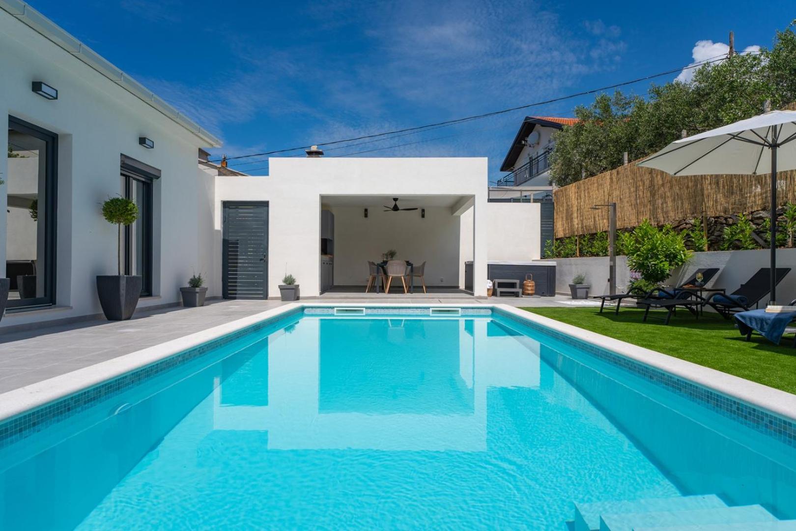 Apartment Gironi with Pool, Jacuzzi