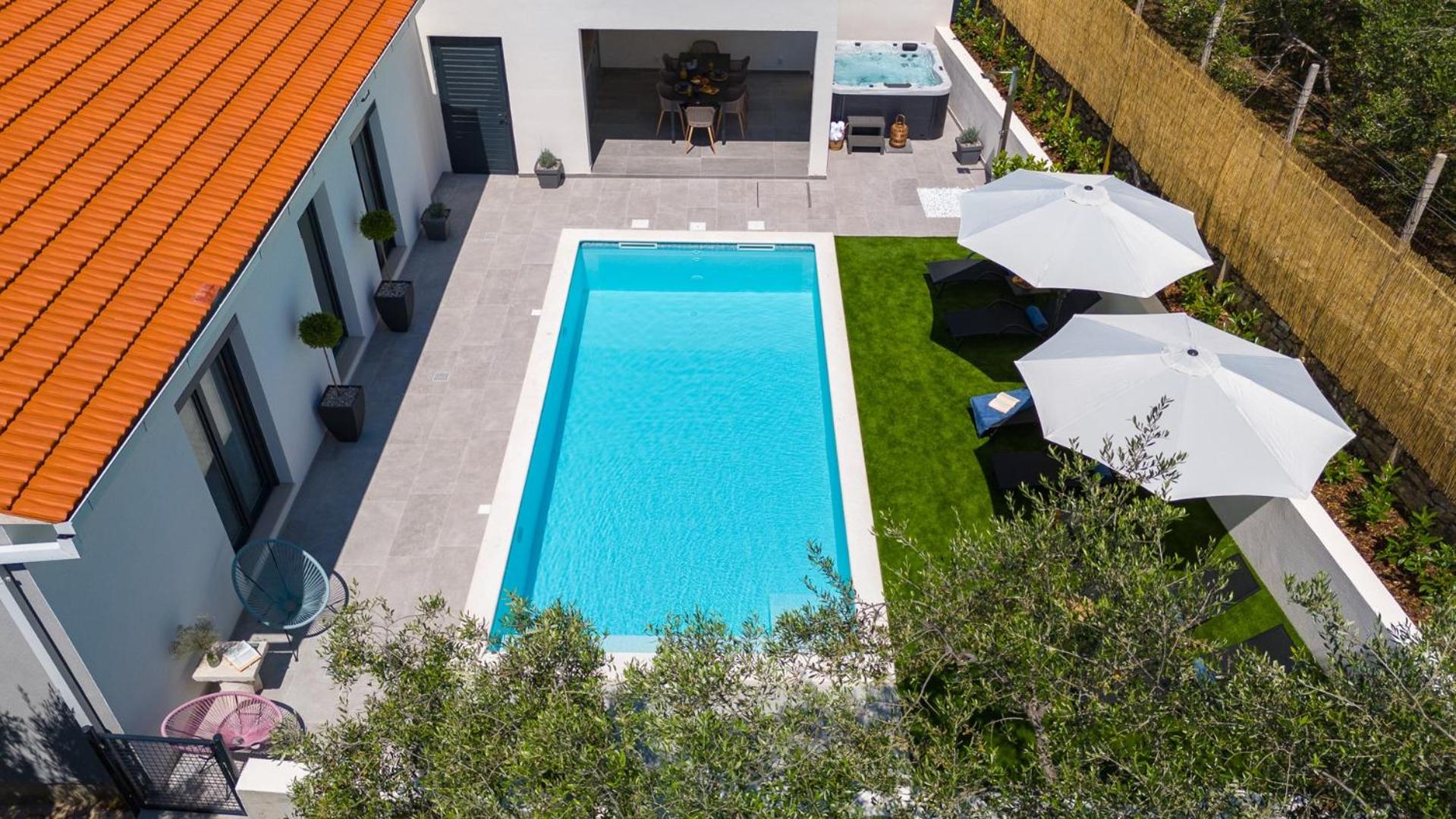 Apartment Gironi with Pool, Jacuzzi