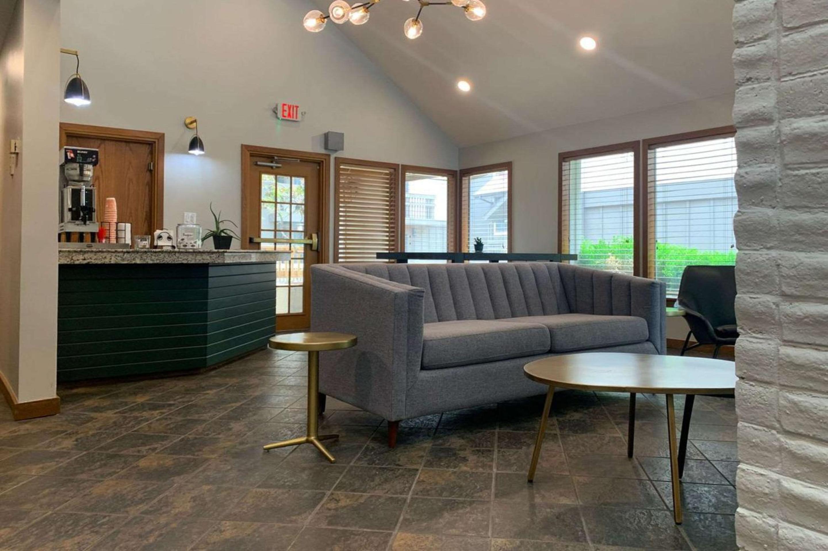 MainStay Suites Springfield South - Battlefield Rd - Image 4