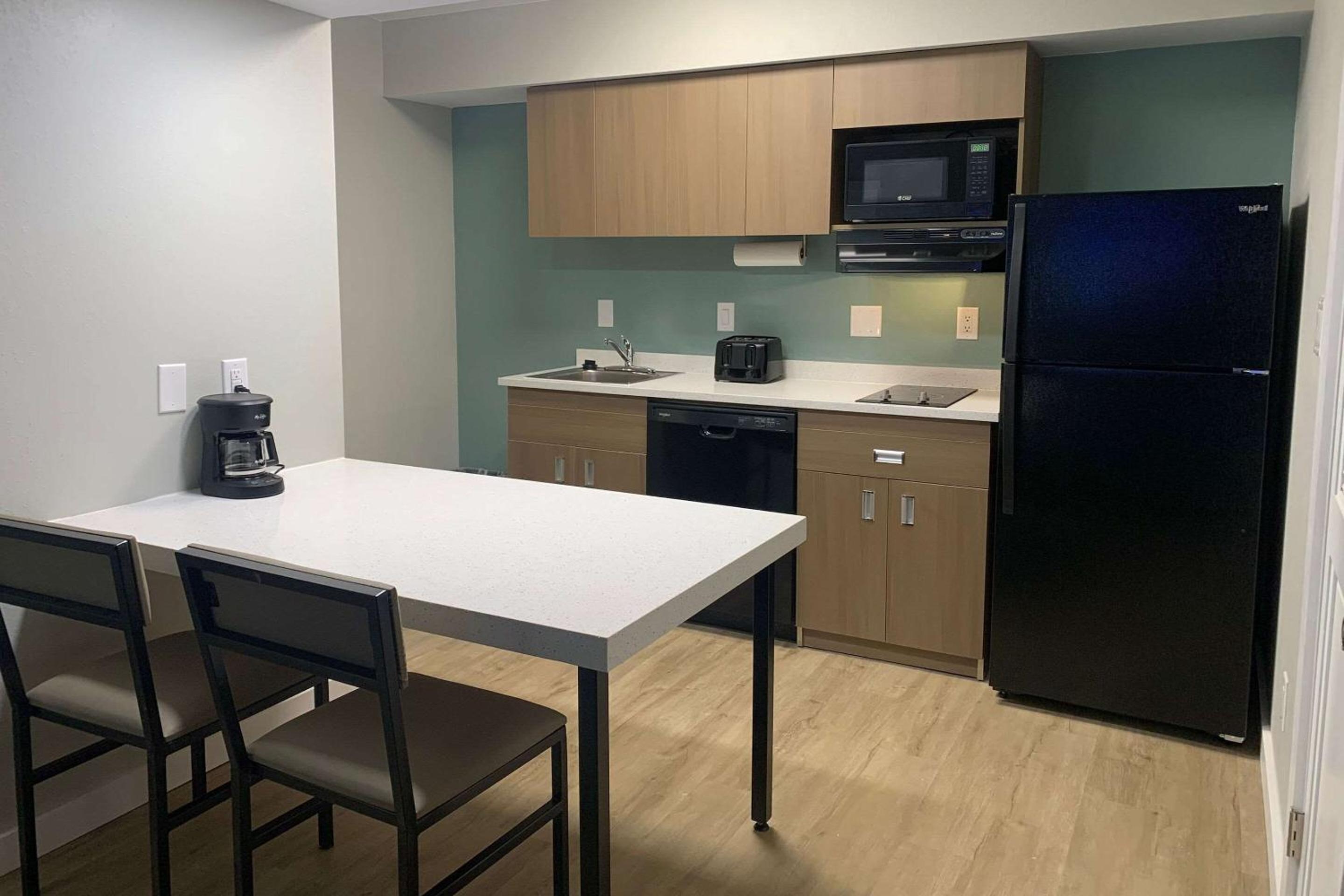 MainStay Suites Springfield South - Battlefield Rd - Image 5