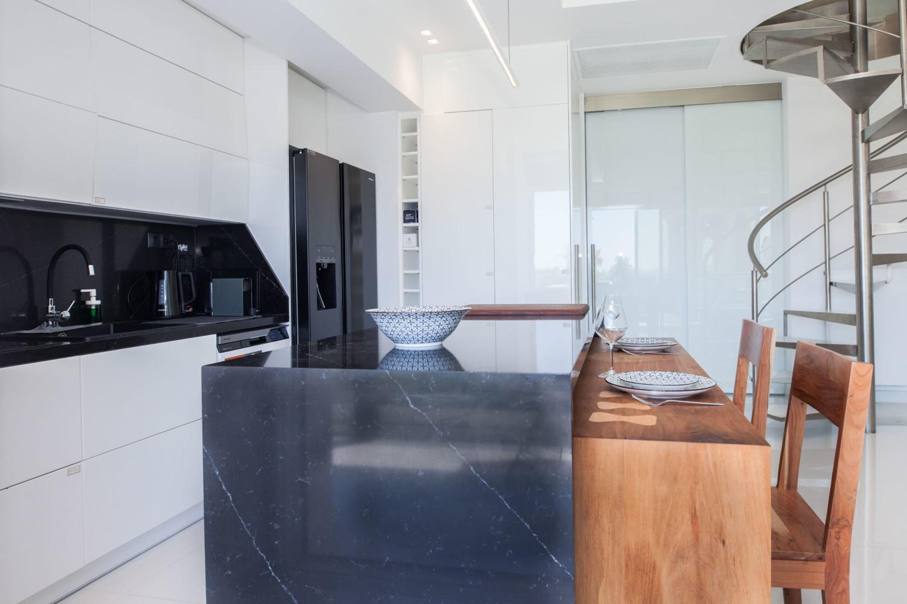 Marousi 2 Bd Modern Luxury Living with Shared Pool