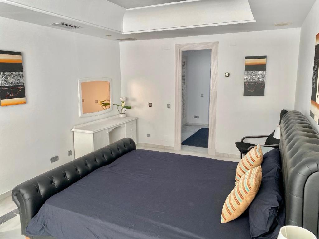 Marbella Vacations - Frontline sea in the center of Puerto Banus-Acces to the beach - Property Image 19
