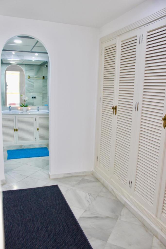 Marbella Vacations - Frontline sea in the center of Puerto Banus-Acces to the beach - Property Image 11
