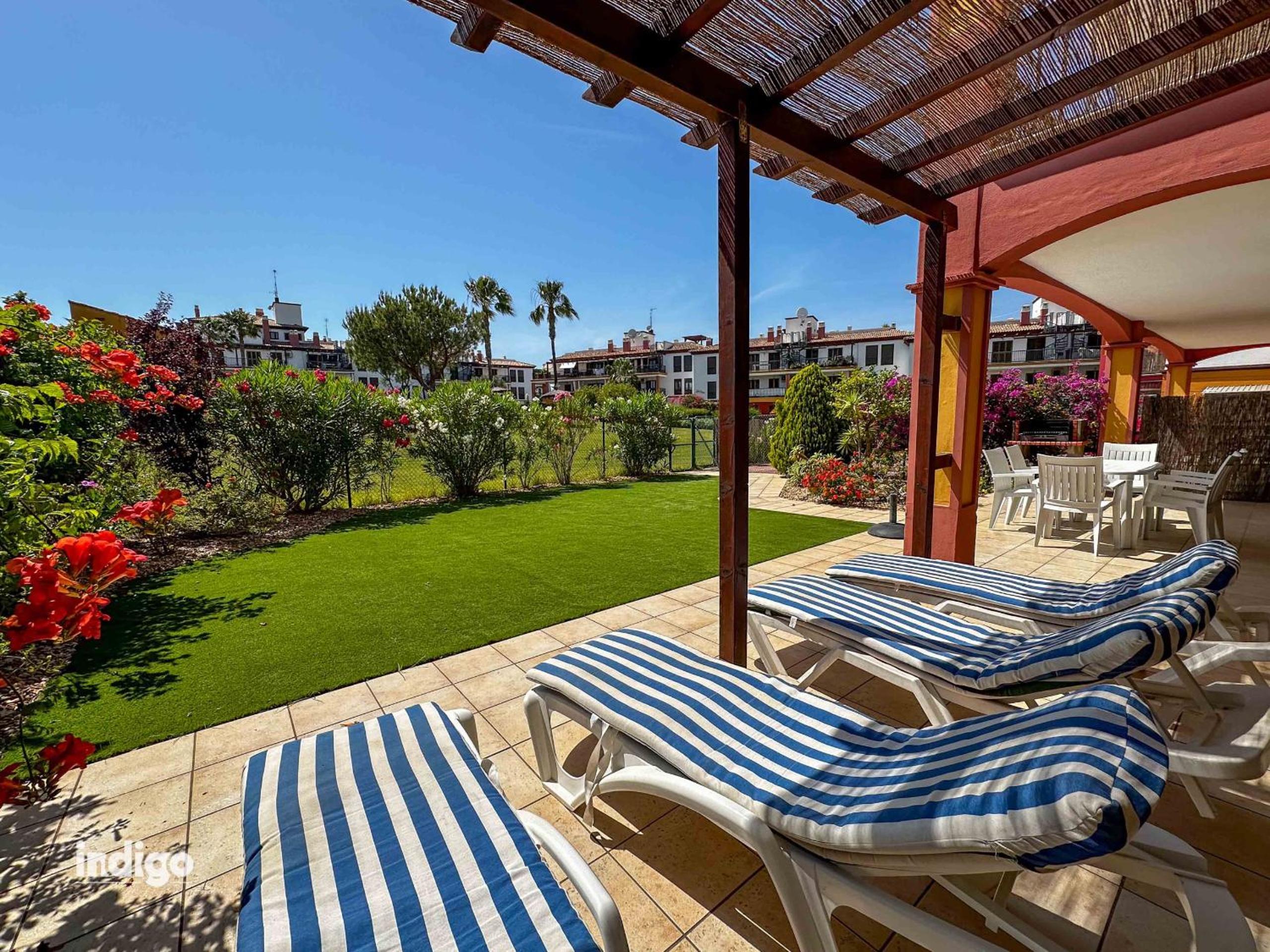 Hotel (PAR001) Modern Garden Apartment - Image 1