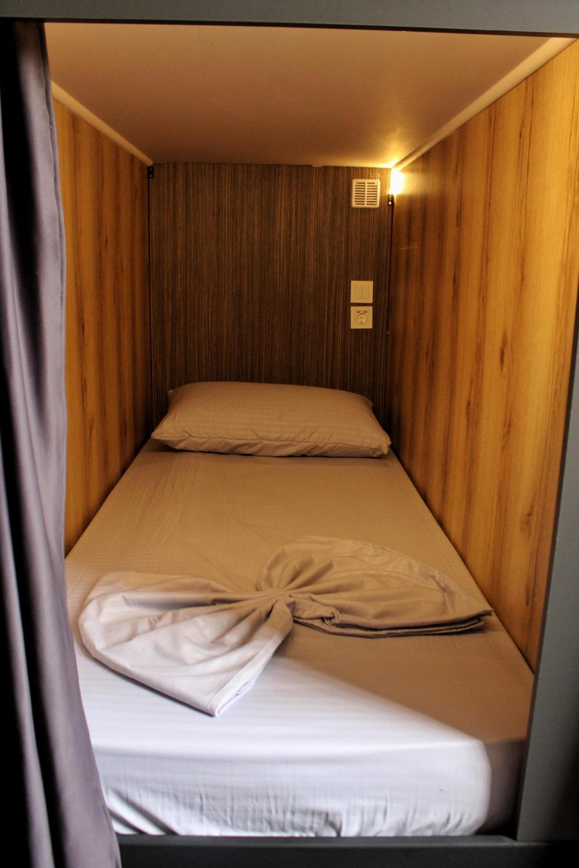 Hostel 90pods & C O working
